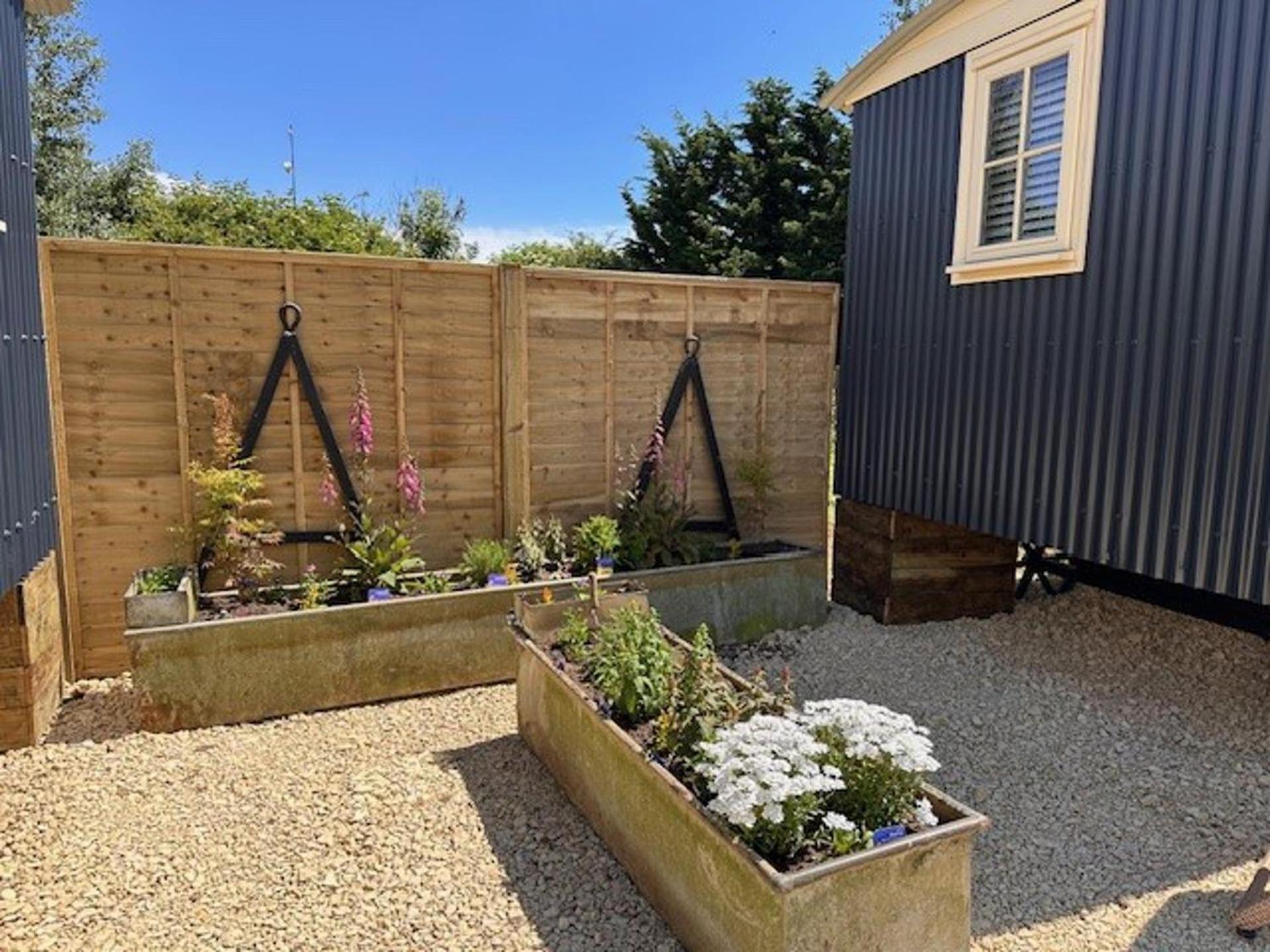 ShepherdsHut-HotTub-Cotswolds-PetFriendly