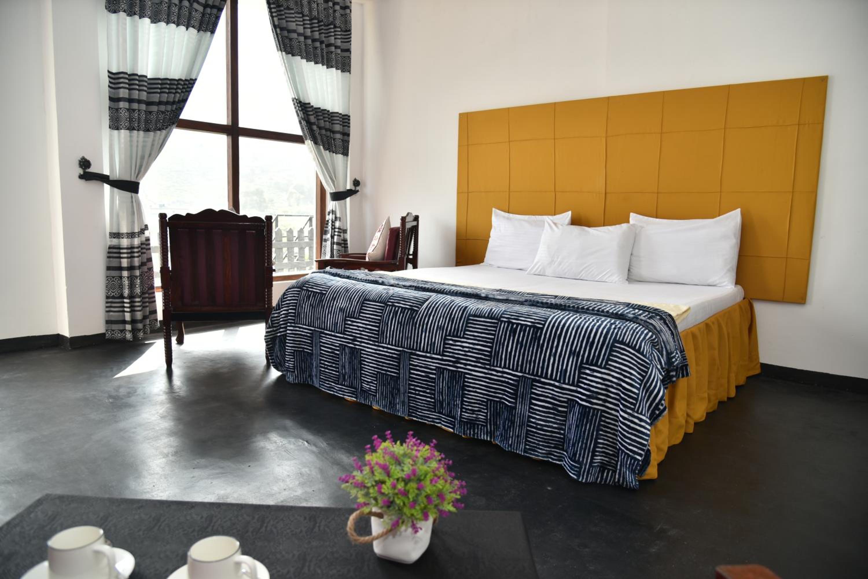 shiny cot Triple room with lake view view 4