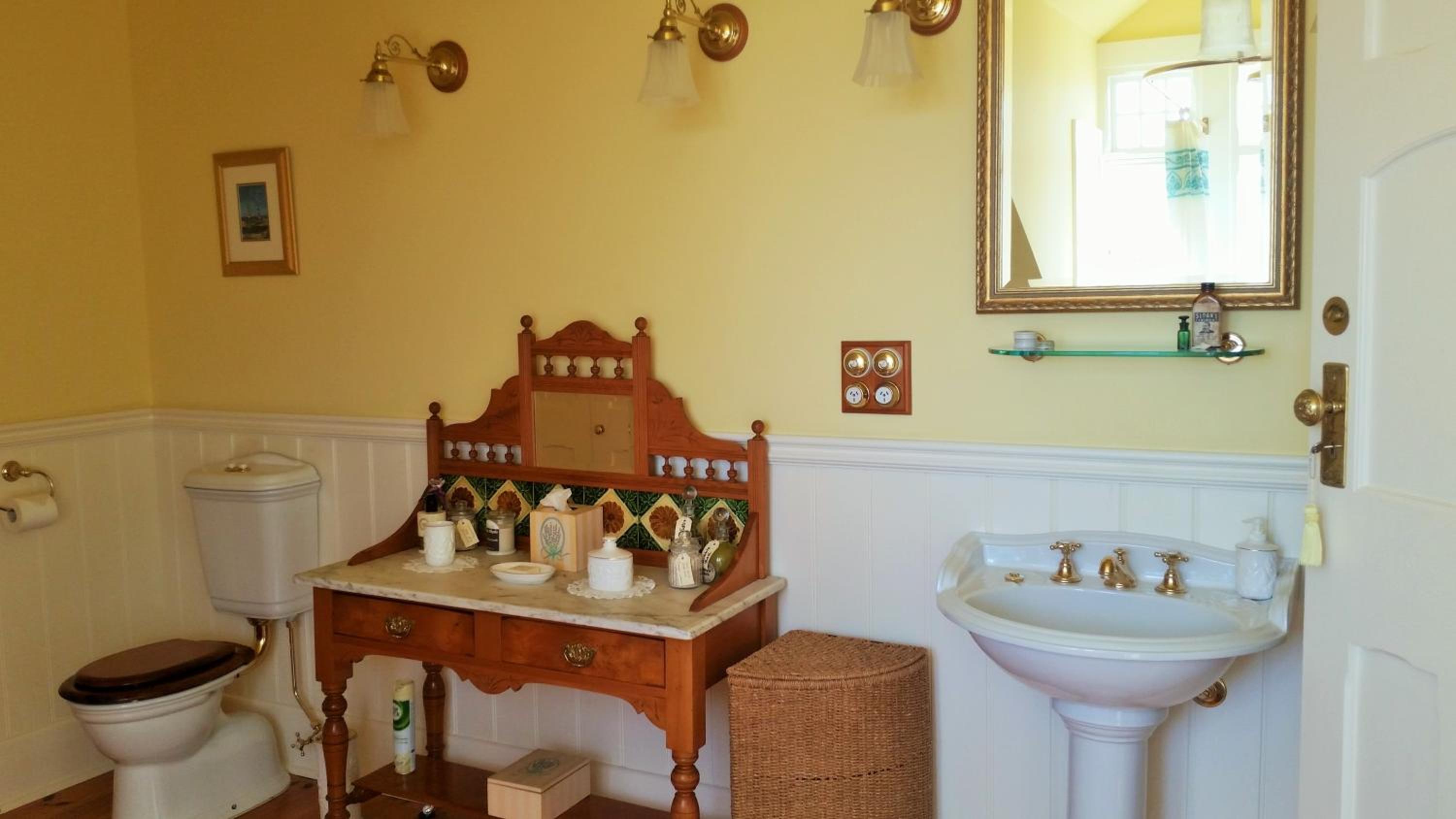 Water Bay Villa Bed & Breakfast