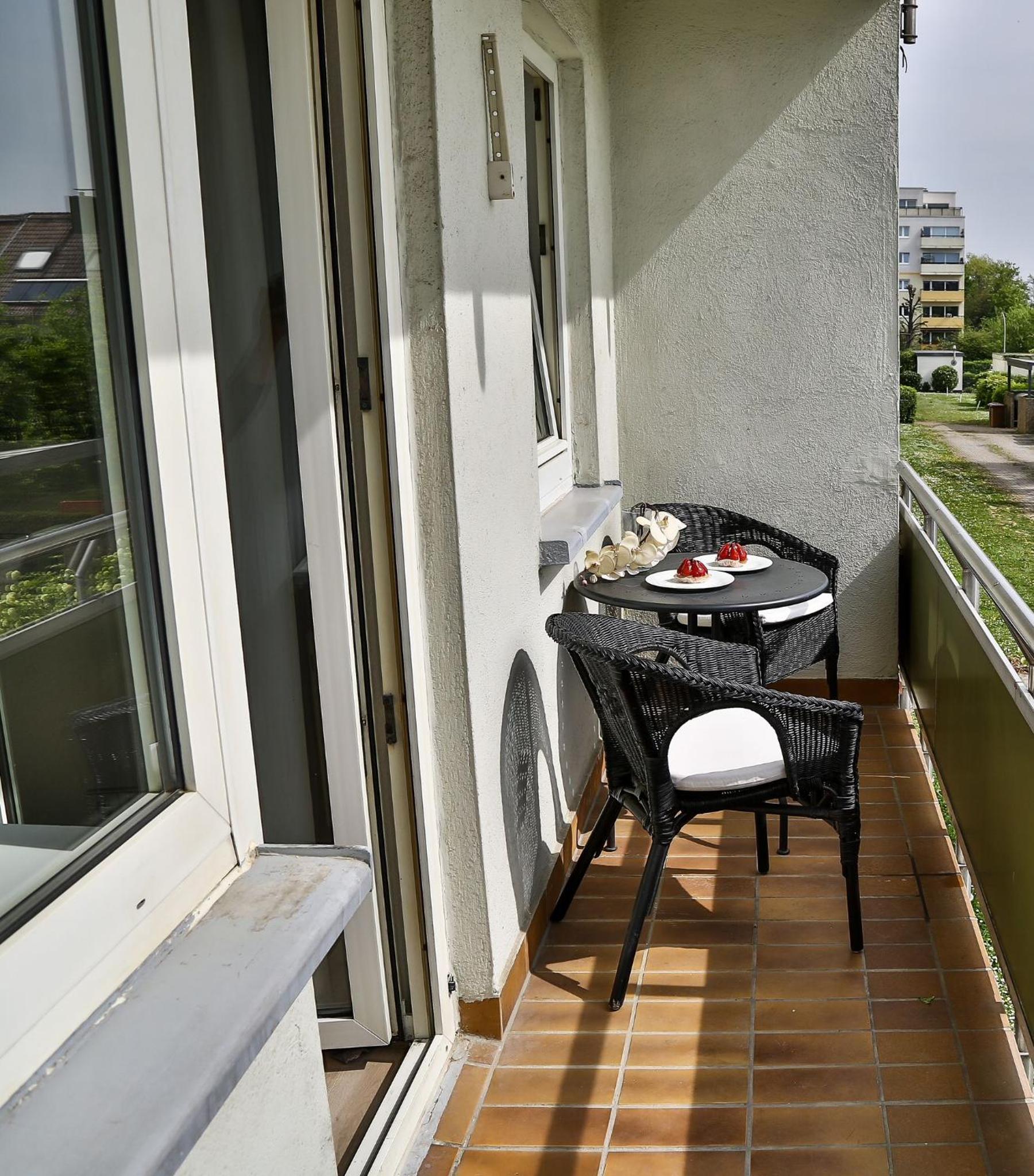 Schickes Apartment mit Parkplatz, 10 Min zum Flughafen