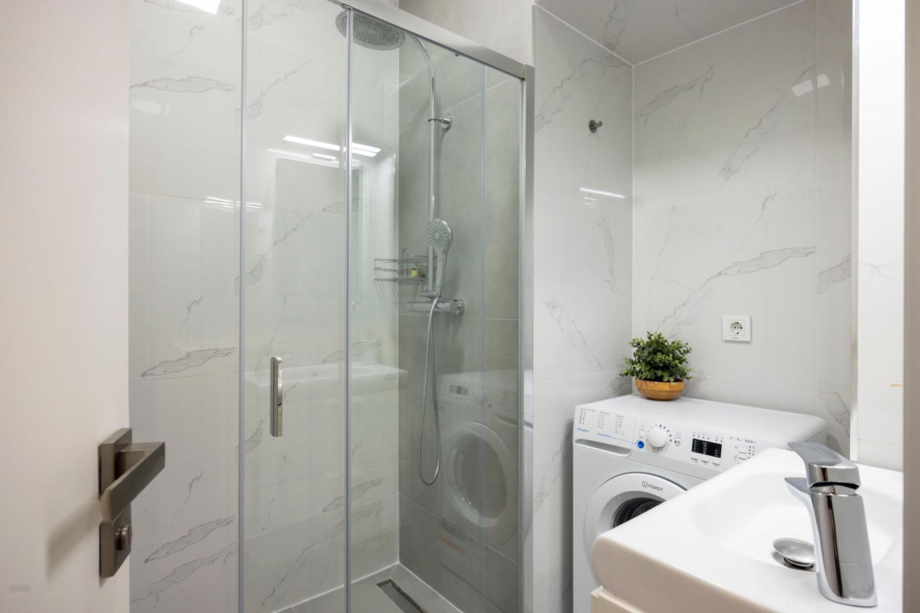 Spacious Cozy Home with 4Bedroom in the Heart of BP view 2