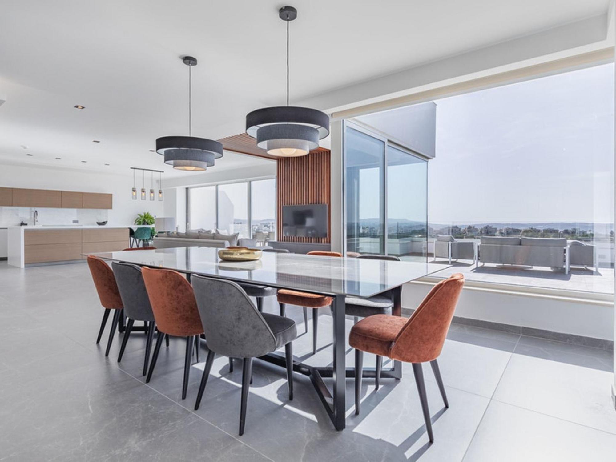 Stunning corner penthouse - Prime location view 4