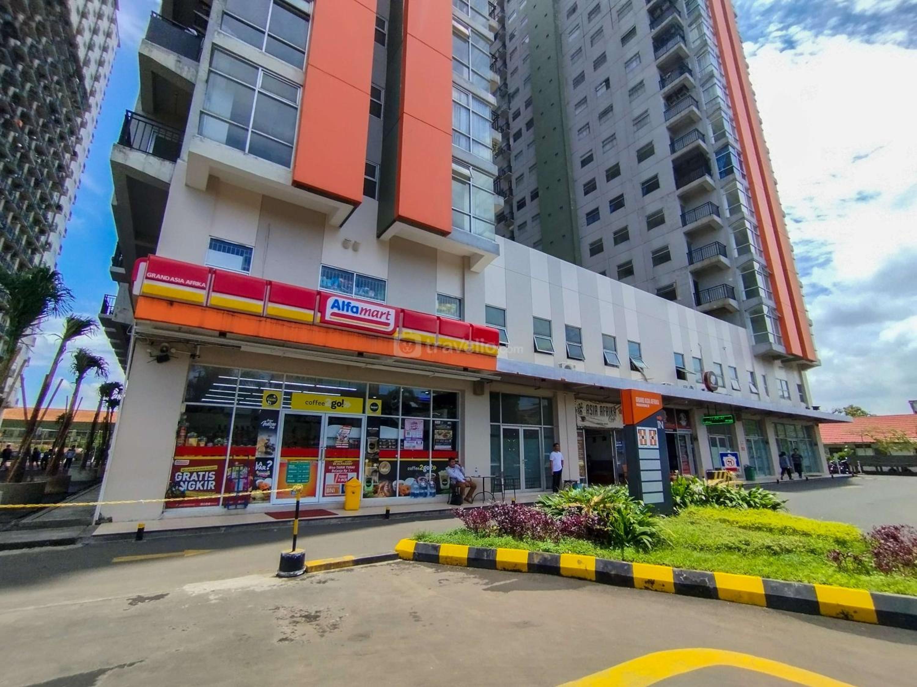 Homey Grey Studio Apartment at Grand Asia Afrika Bandung By Travelio view 4