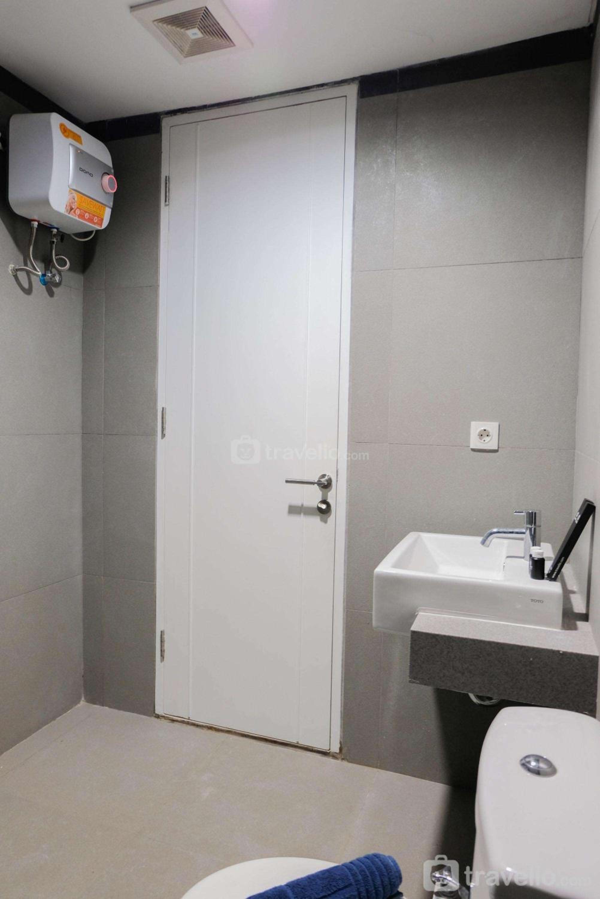 Luxurious and Comfy 2BR Paddington Heights Alam Sutera Apartment By Travelio view 2