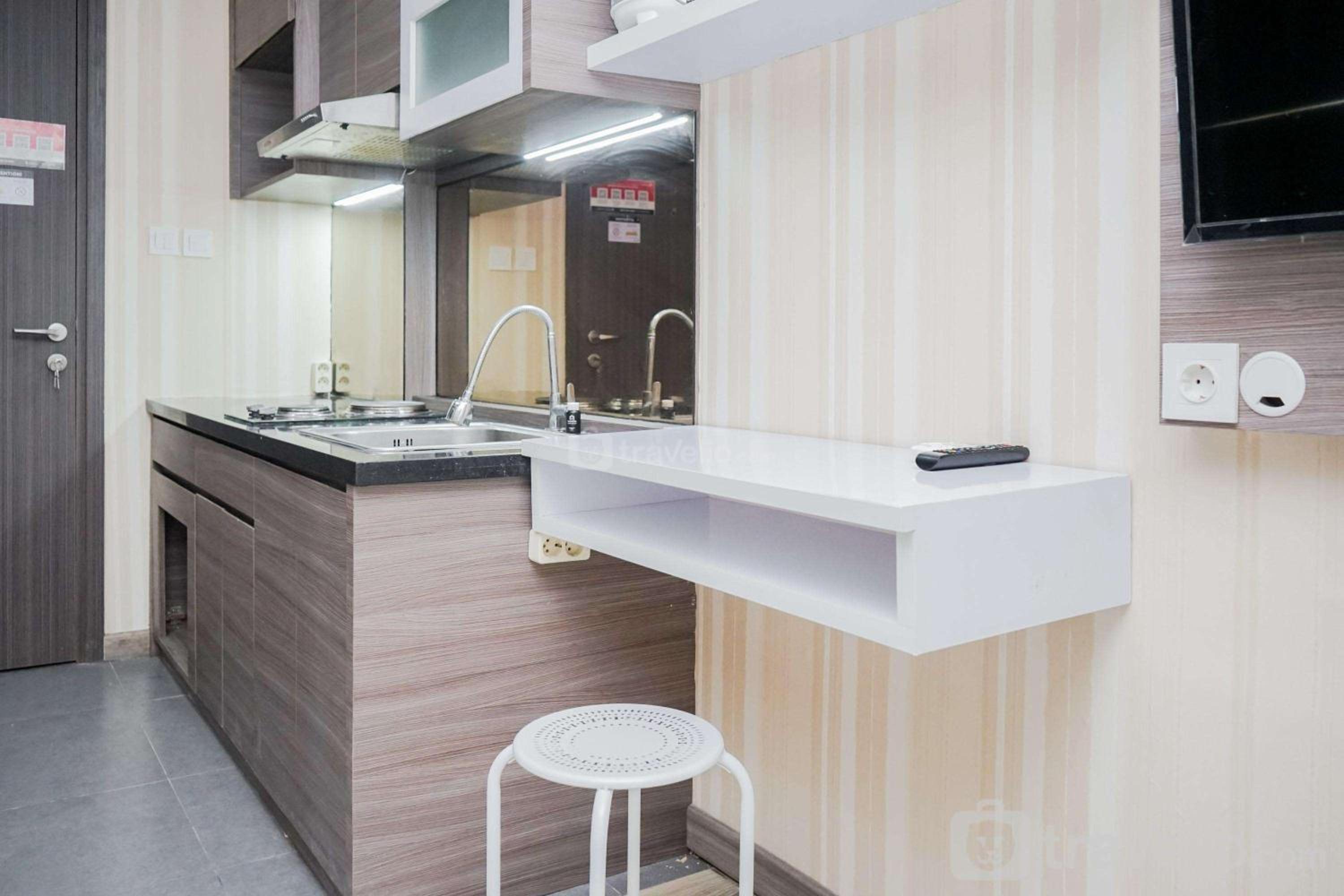 Modern Classic Studio Room Bintaro Icon Apartment By Travelio view 3