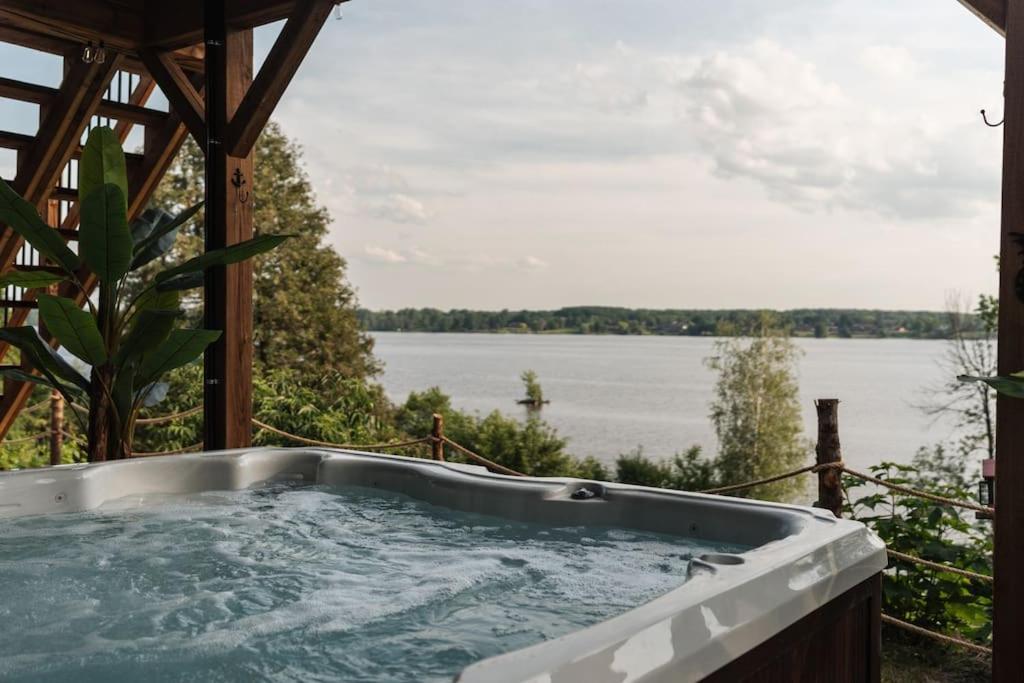 Hollywood River Access Hot Tub Games 16 P