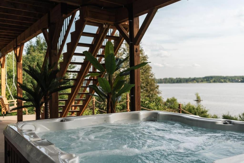 Hollywood River Access Hot Tub Games 16 P