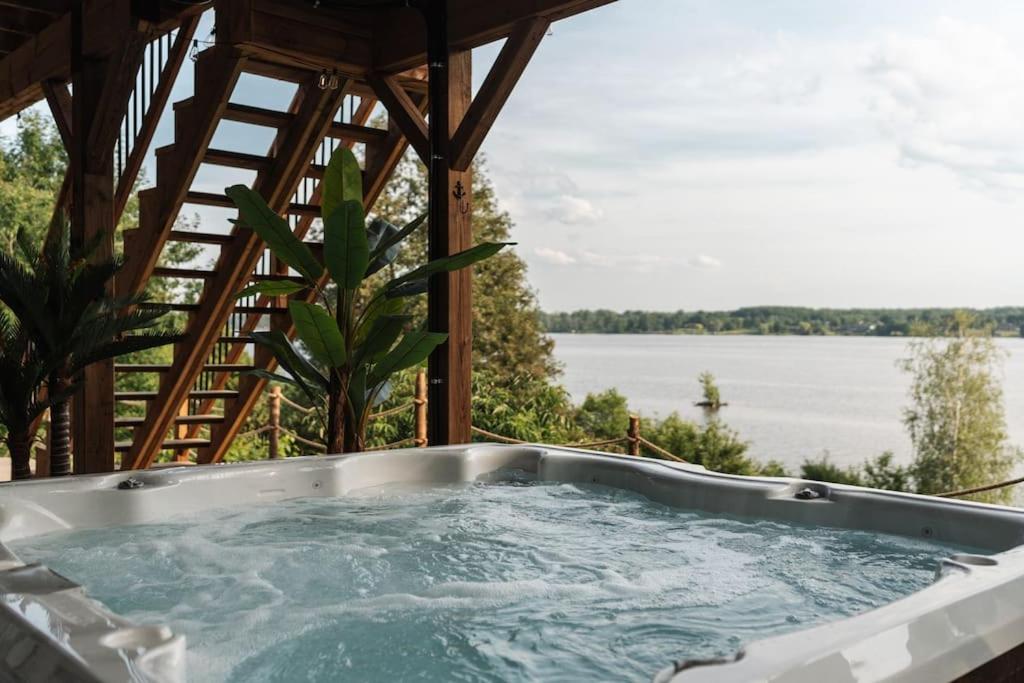 Hollywood River Access Hot Tub Games 16 P