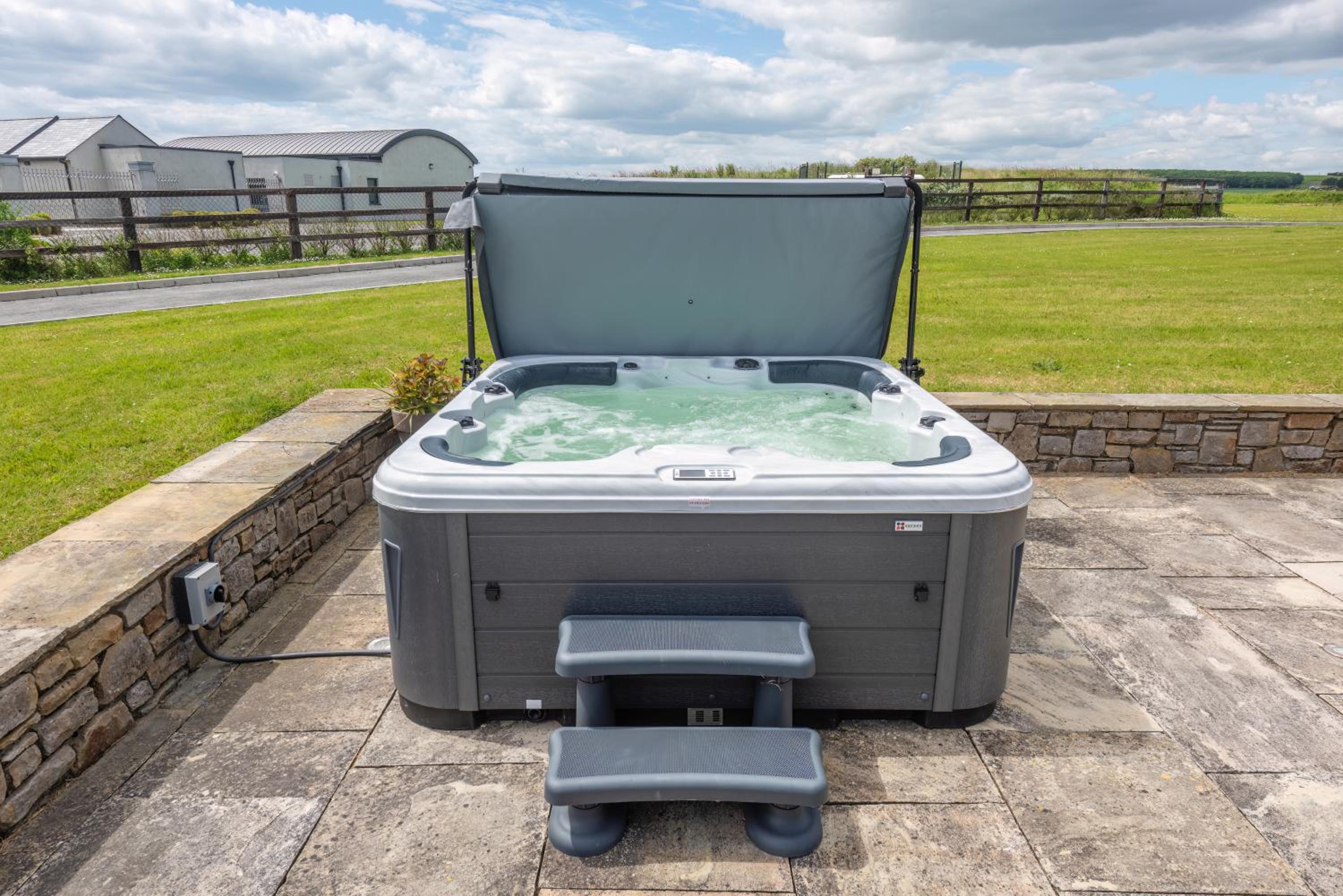 5 Bed Villa - Sleeps 10 - Hot Tub - Country Views view 3