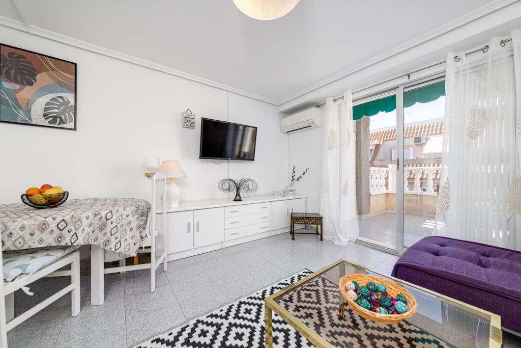 Modern and Central 2bd Apt with Terrace & WIFI view 3