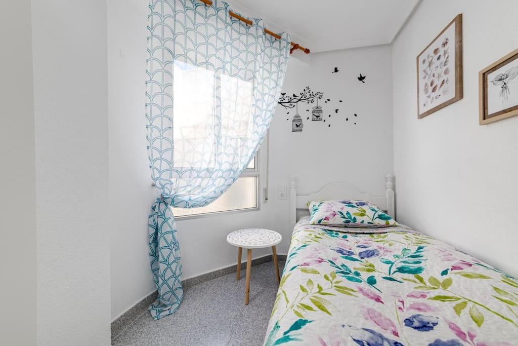 Modern and Central 2bd Apt with Terrace & WIFI view 4