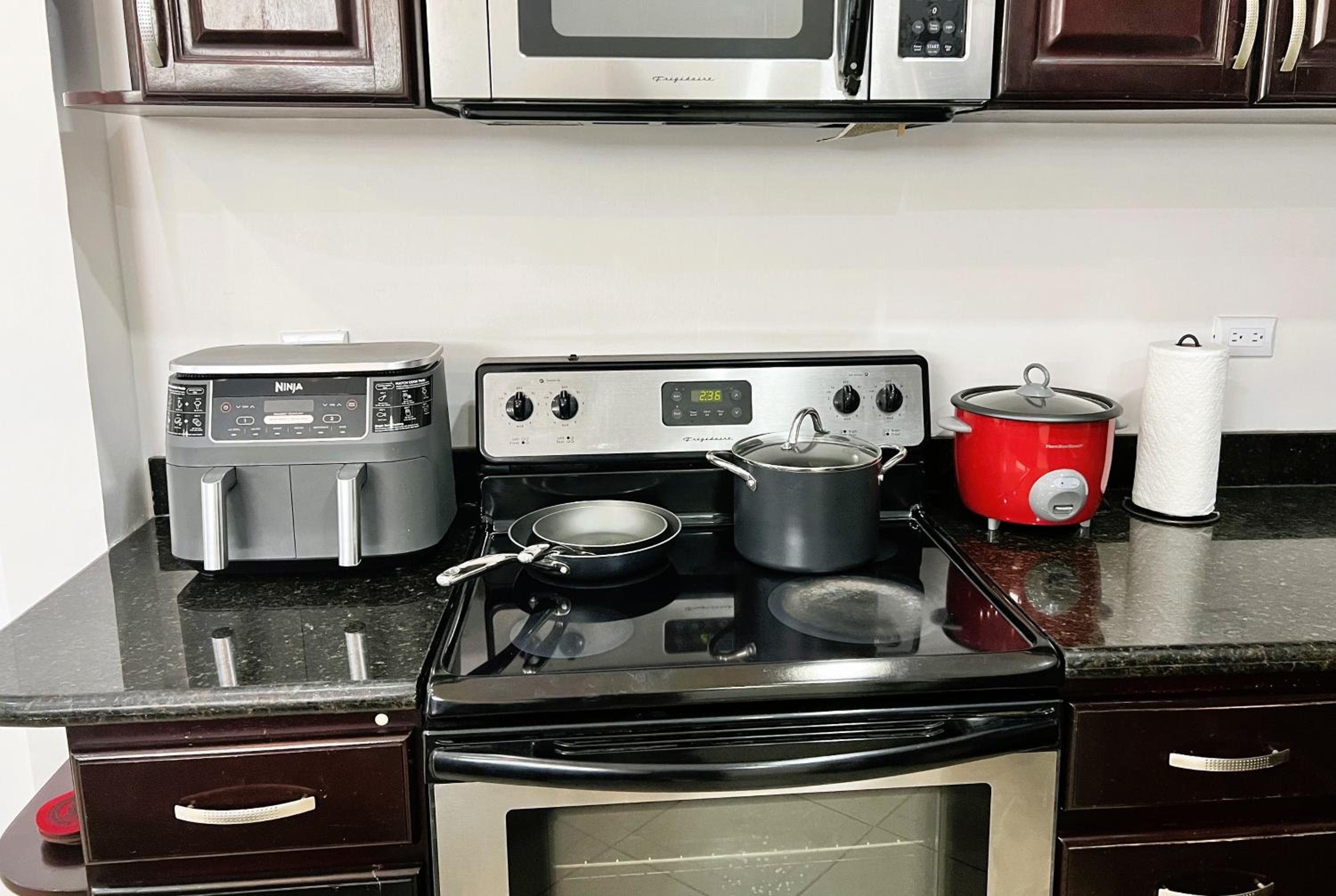 Spacious 2 Bed 2 Bath l Great Walking Score