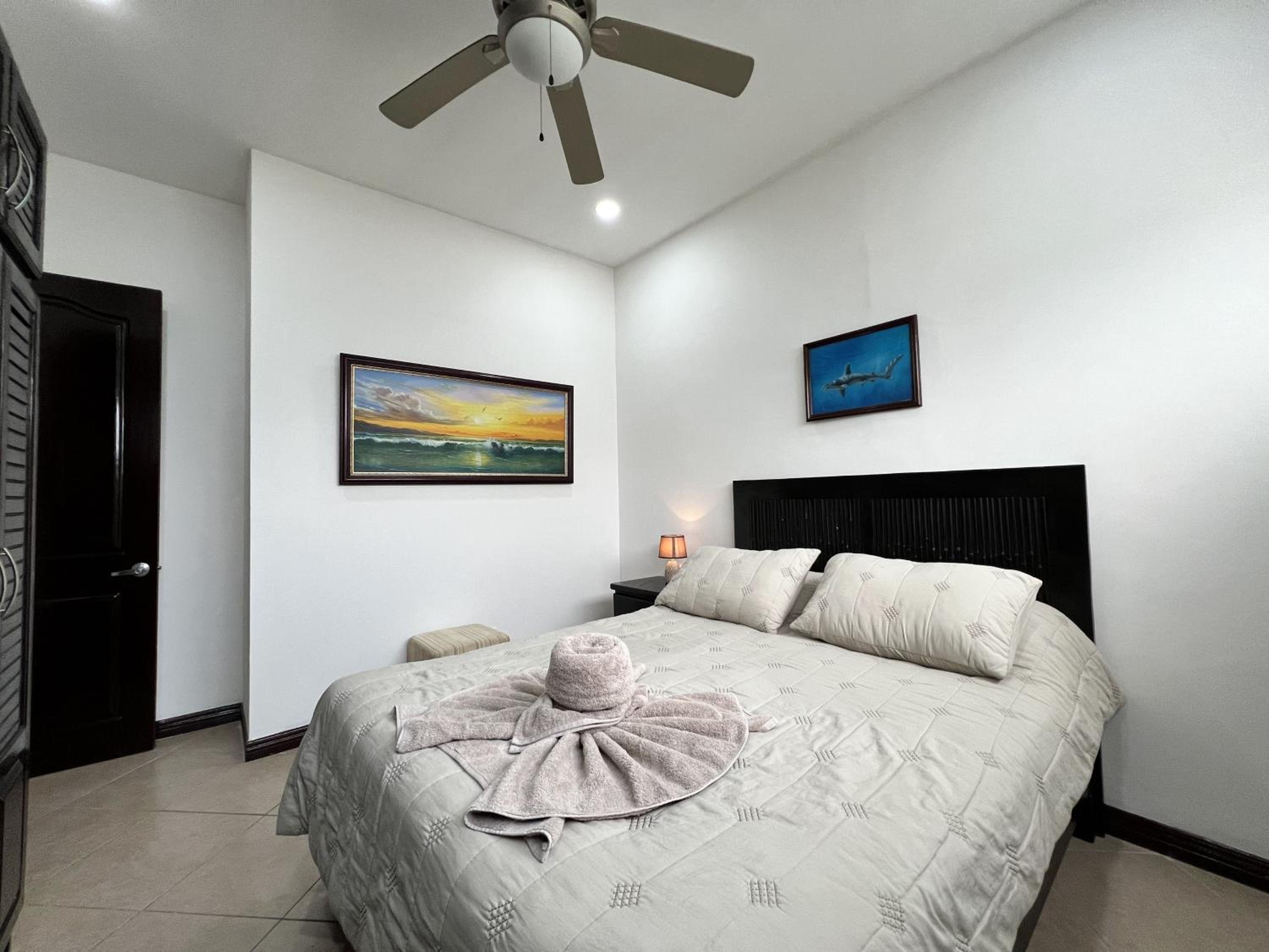 Spacious 2 Bed 2 Bath l Great Walking Score