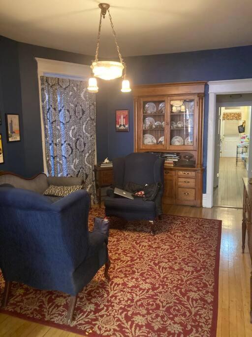 Private room with full size bed in Lakeview - 3C view 3