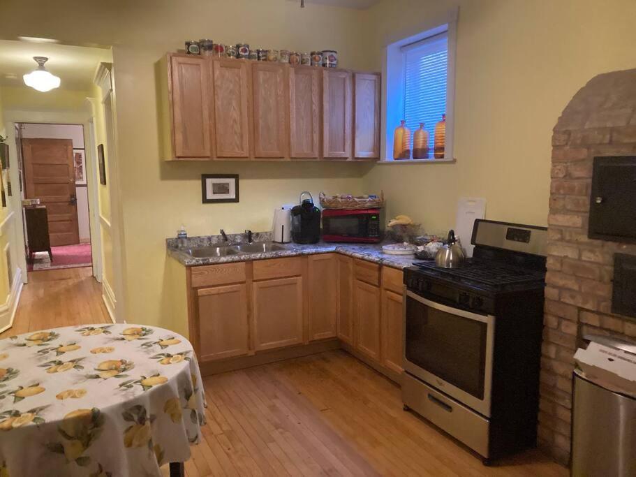 Private room with full size bed in Lakeview - 3C view 4