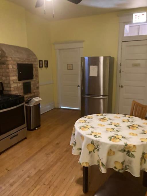 Private room with full size bed in Lakeview - 3C view 5