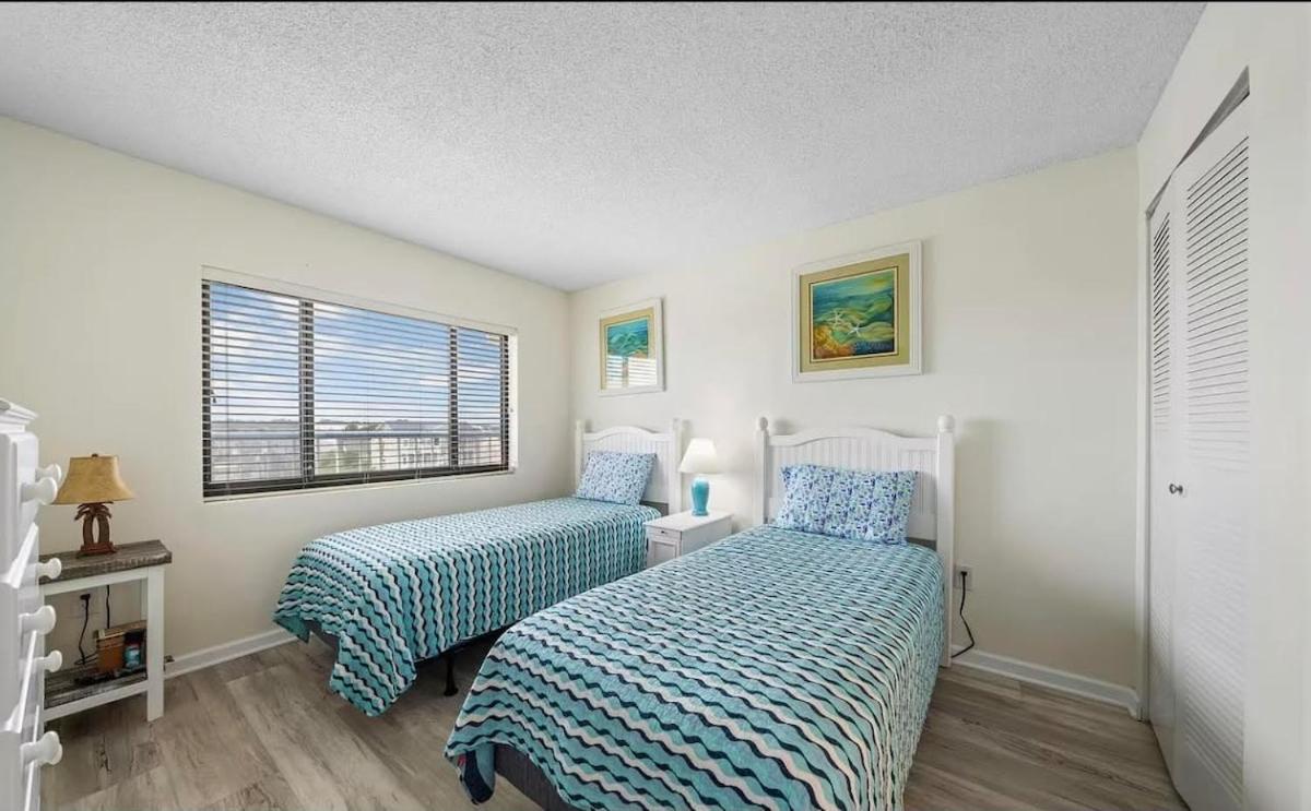 Sea breeze-Steps from the beach view 5