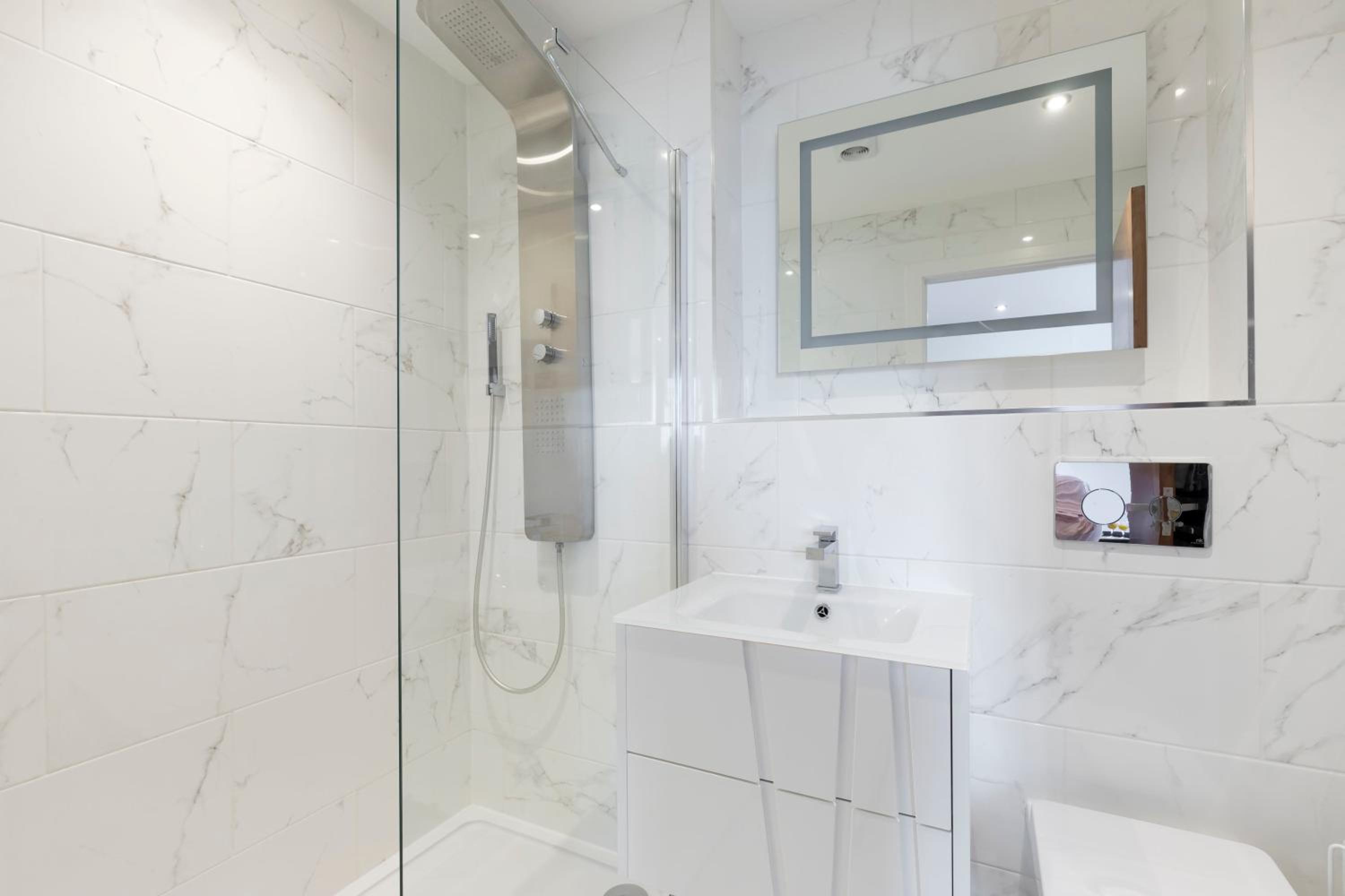 Elliot Oliver - The Penthouse - 2 Bedroom Town Centre Apartment With Parking view 4