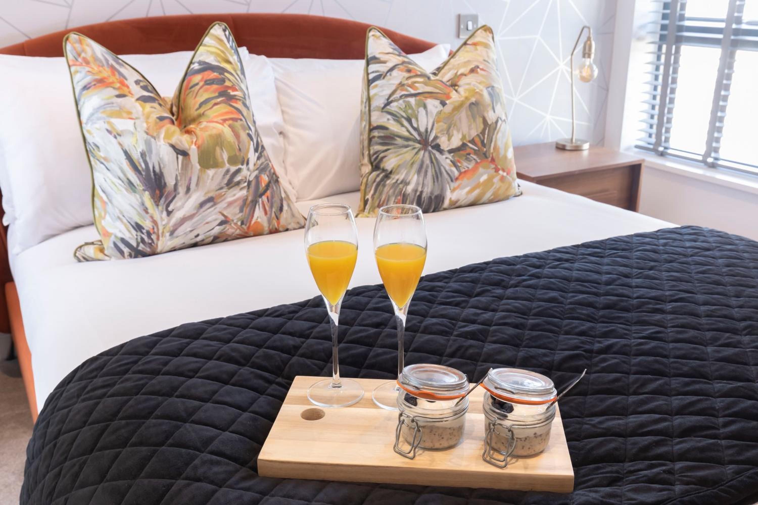 Elliot Oliver - The Penthouse - 2 Bedroom Town Centre Apartment With Parking view 5
