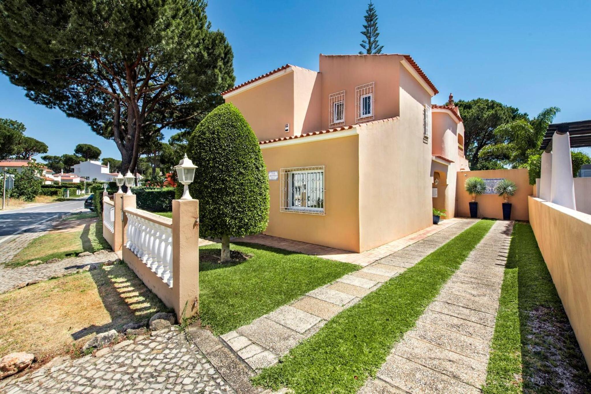 4 Bedrooms Private Pool Close To All Amenities view 5