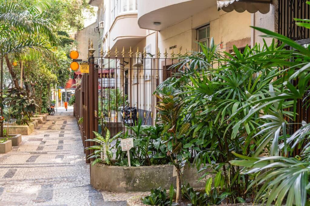 New, quiet, right near BEACH, SUBWAY and LAGOA!