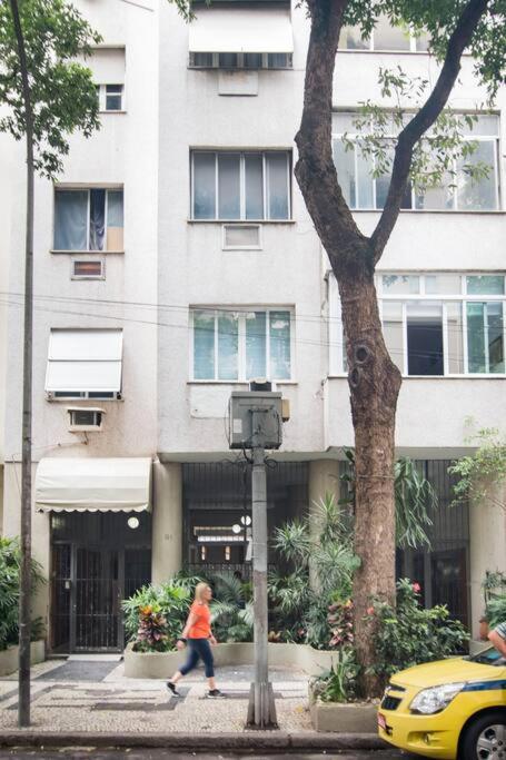 New, quiet, right near BEACH, SUBWAY and LAGOA!
