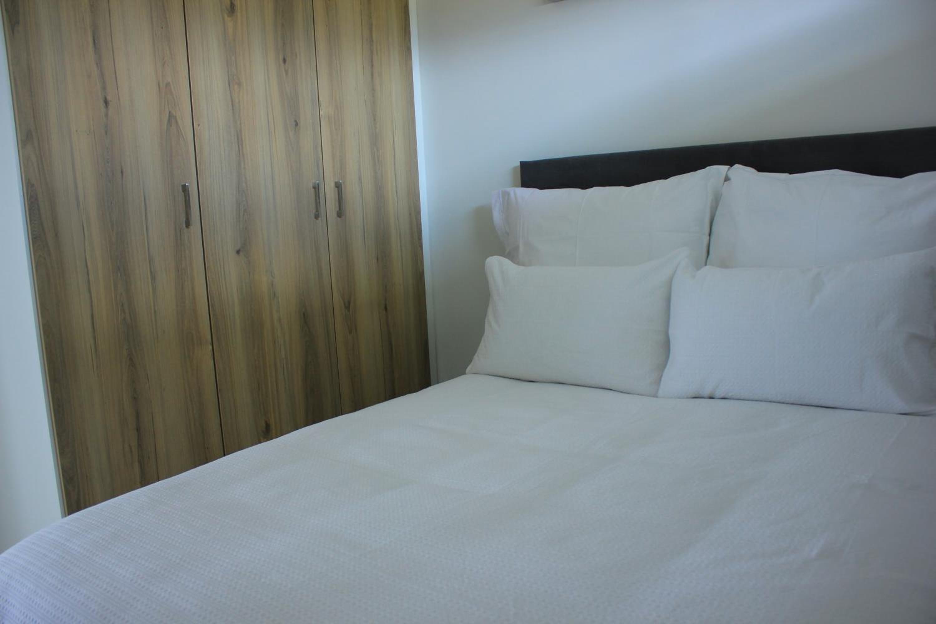 Cityscape Luxurious Apartment 2 view 3