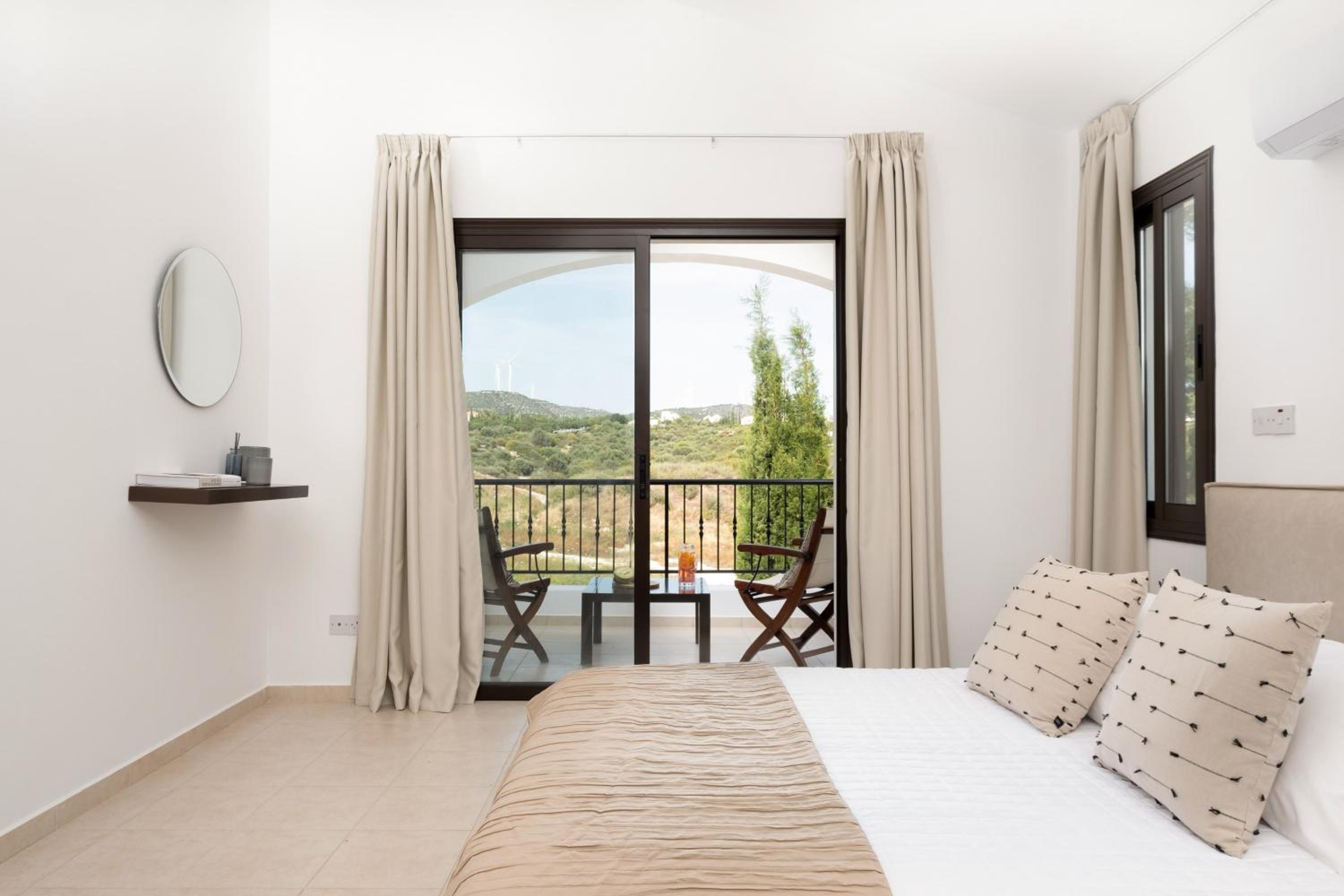 Sunny Paradise Luxury Villa & Hot Tub