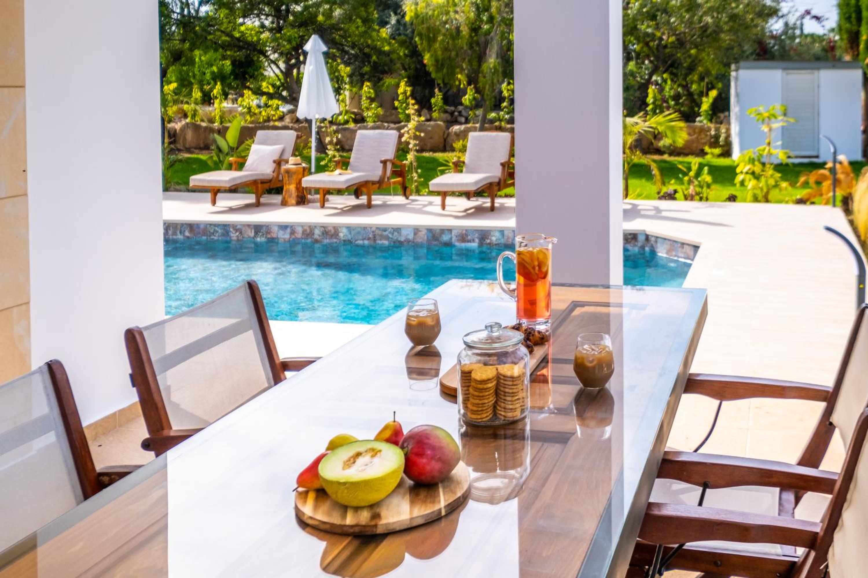 Sunny Paradise Luxury Villa & Hot Tub