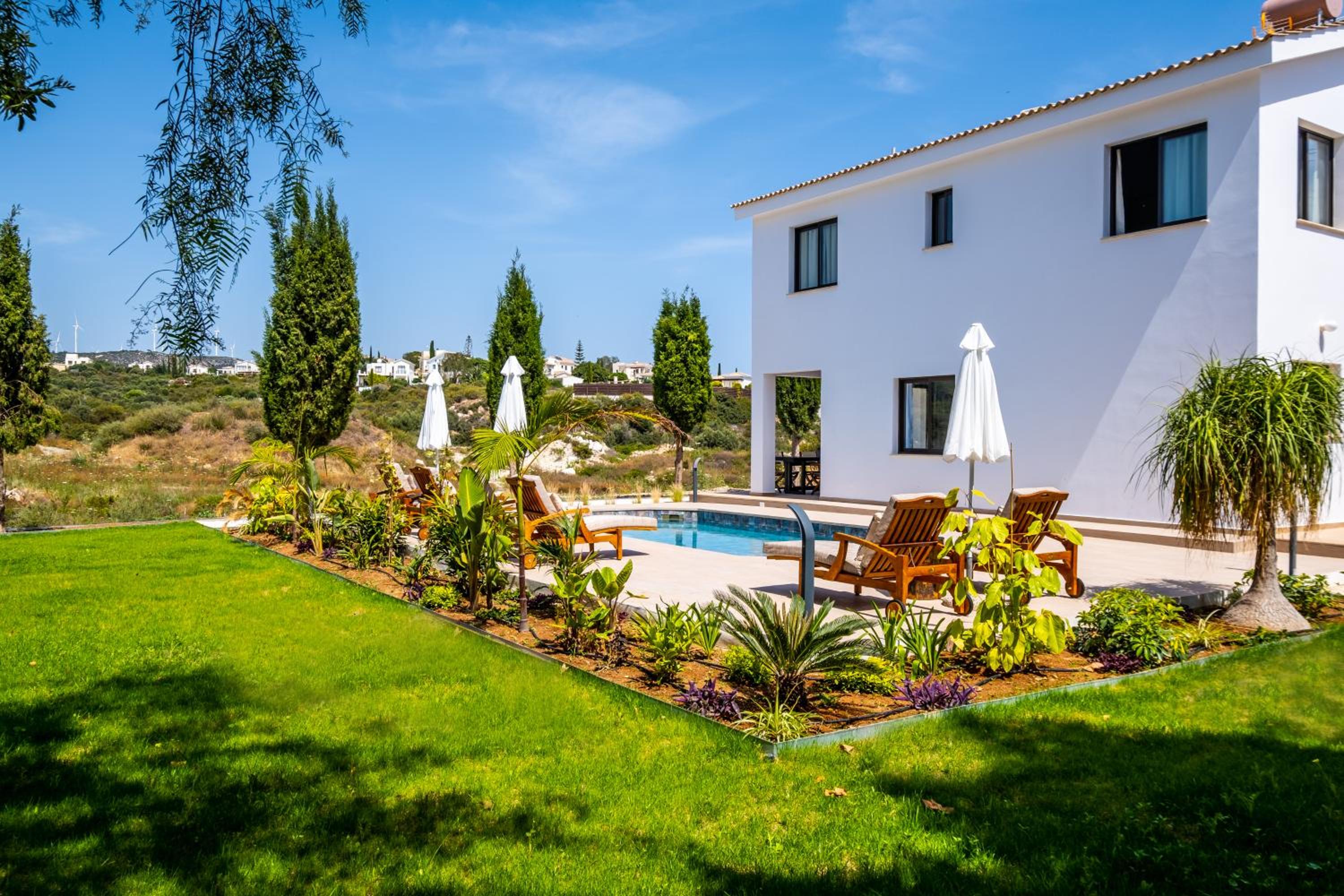 Sunny Paradise Luxury Villa & Hot Tub