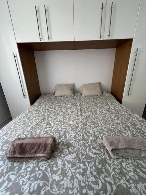 Seaview, 1 bedroom apt with a pool