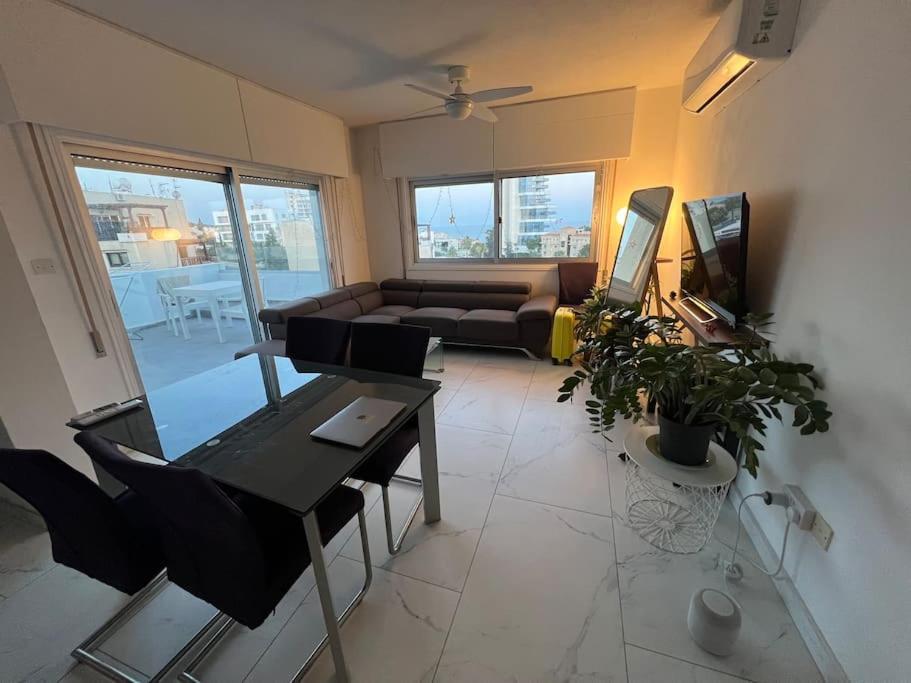 Seaview, 1 bedroom apt with a pool