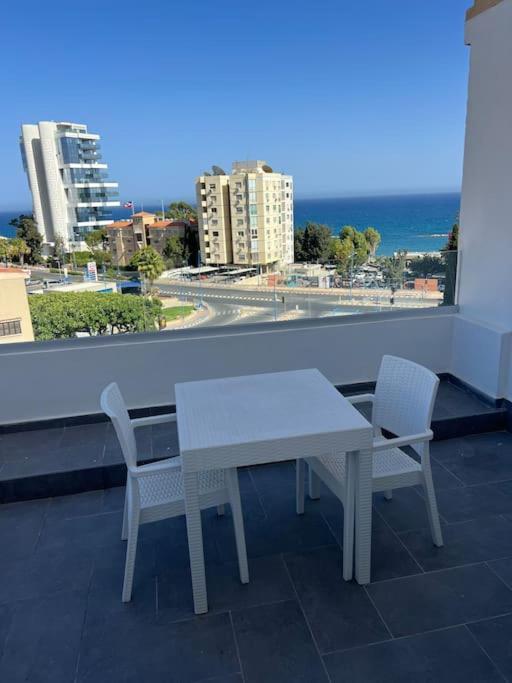 Seaview, 1 bedroom apt with a pool