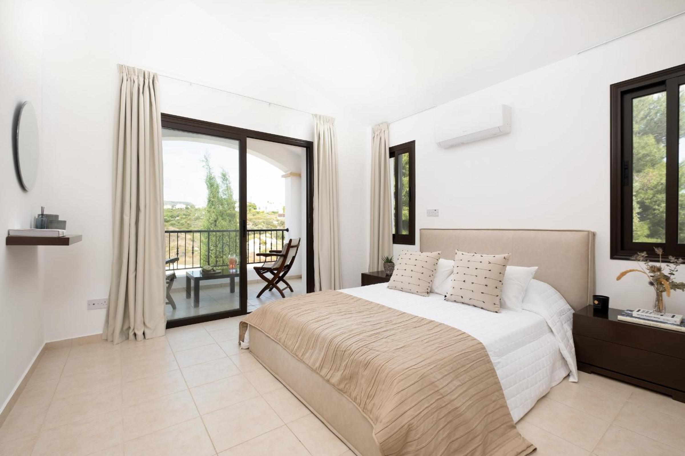 Sunny Paradise Luxury Villa & Hot Tub