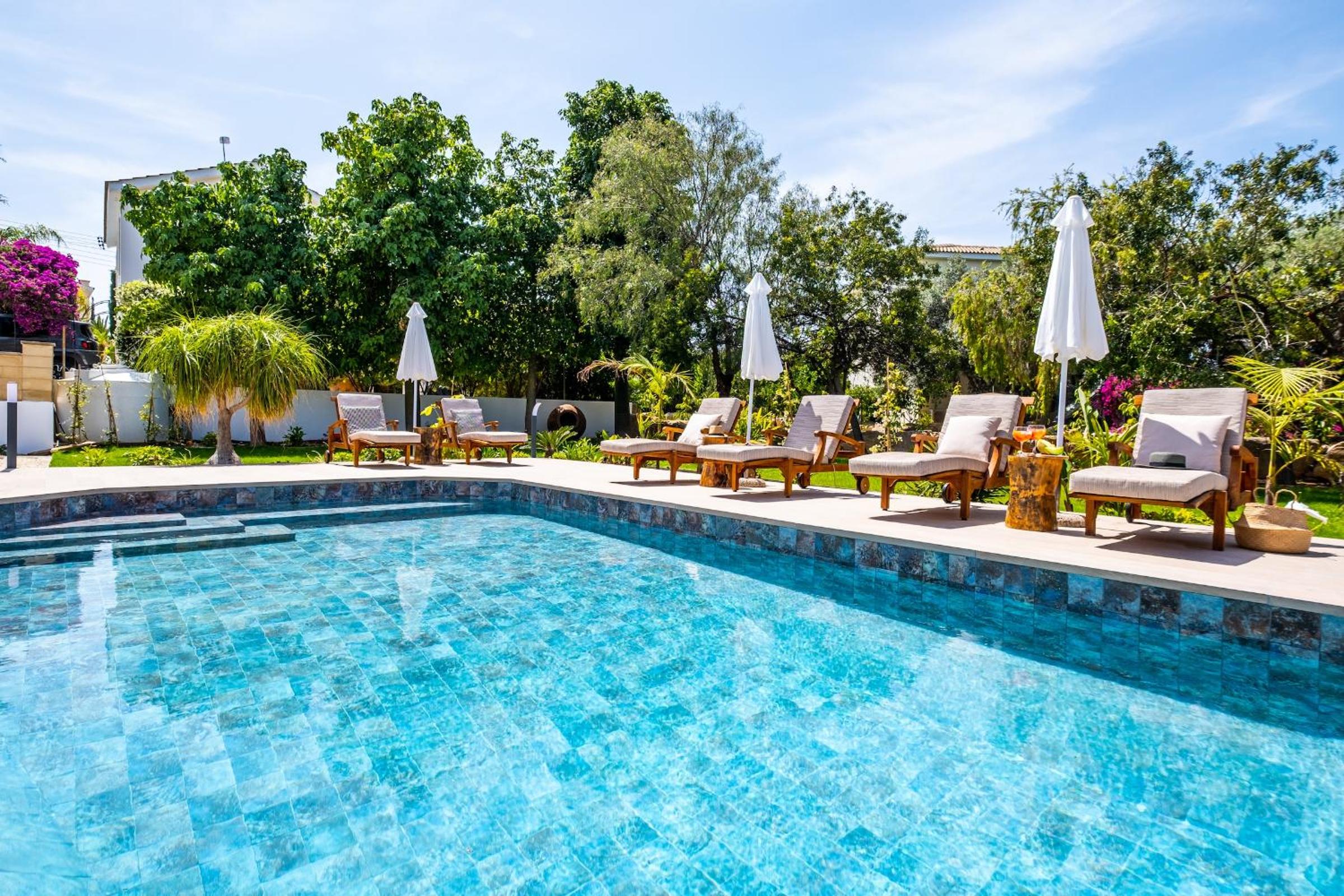Sunny Paradise Luxury Villa & Hot Tub