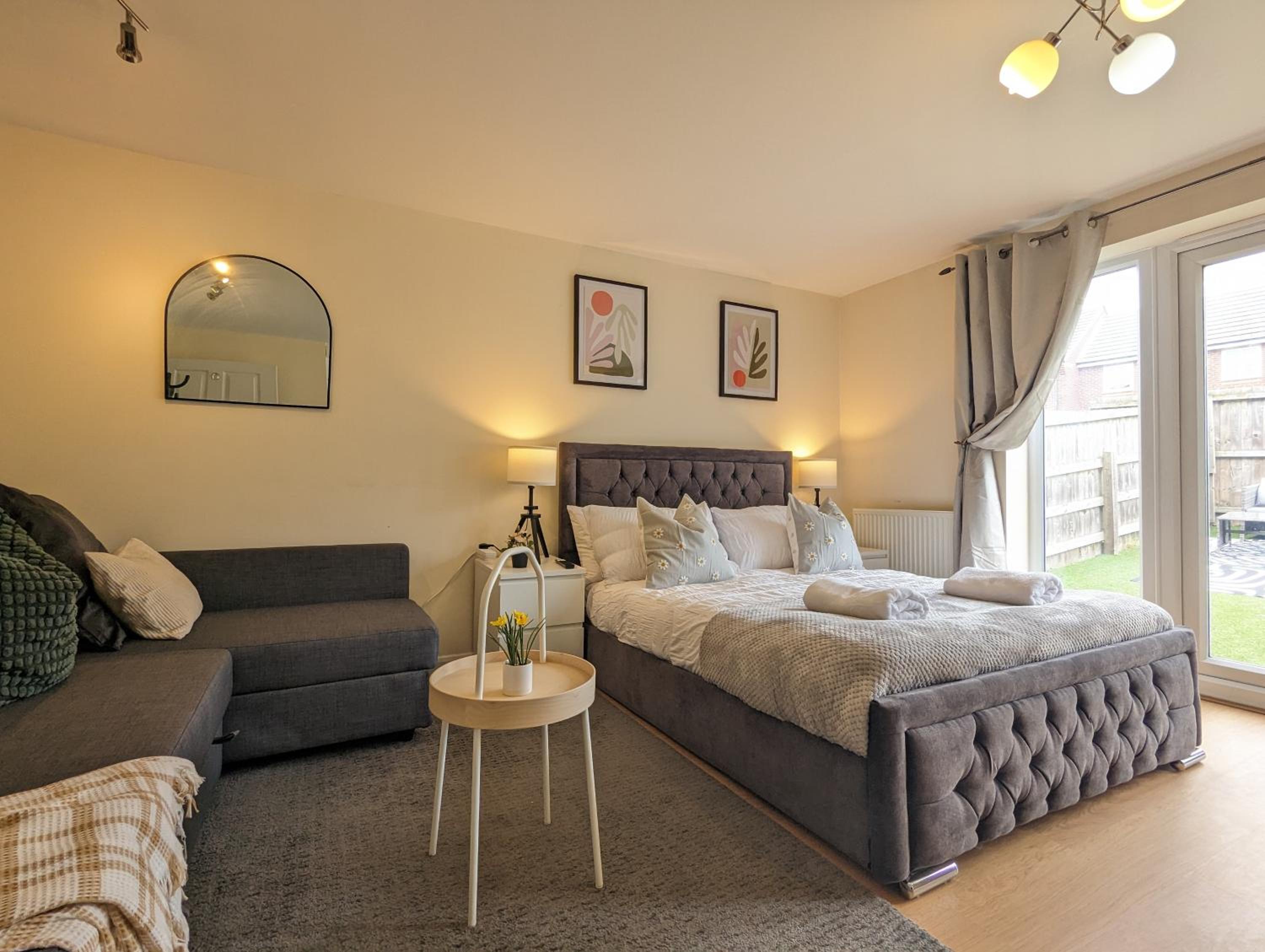 Liverpool Vacations - Large 4-bedrooms House Near Centre Free Parking - Property Image 3