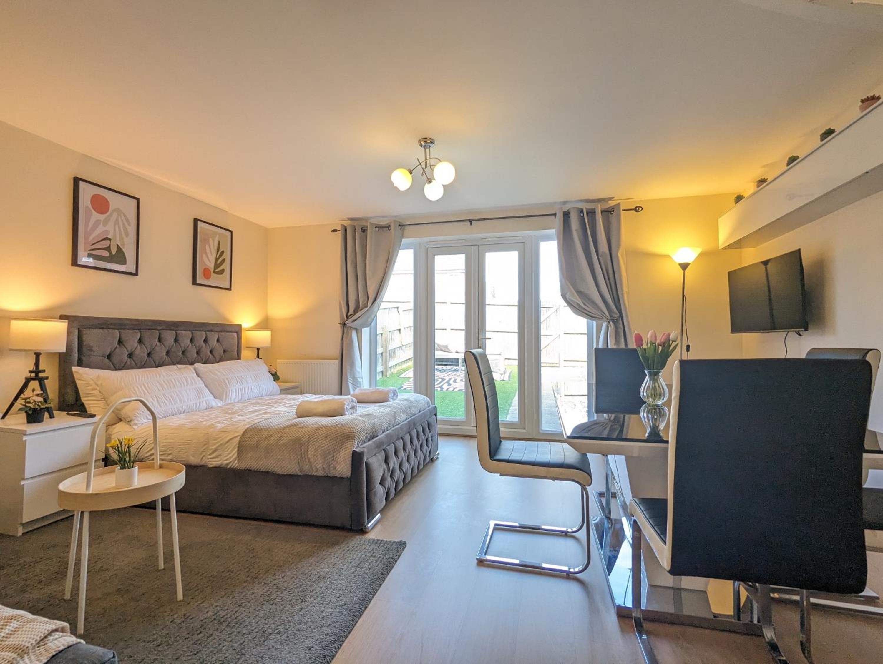 Liverpool Vacations - Large 4-bedrooms House Near Centre Free Parking - Property Image 1