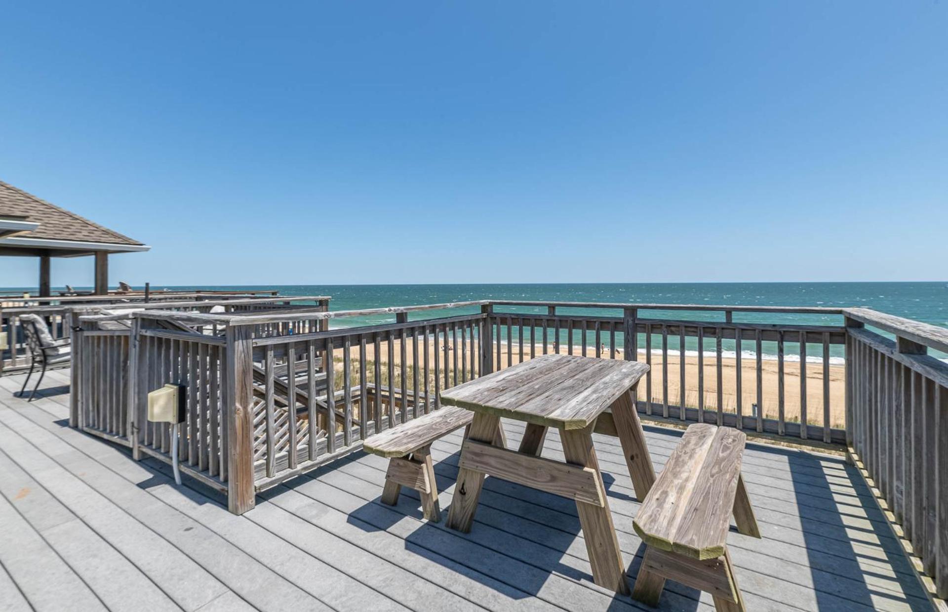 Ocean Song - 2 Bedroom Oceanfront Penthouse Condo in Kill Devil Hills, Spacious Layout