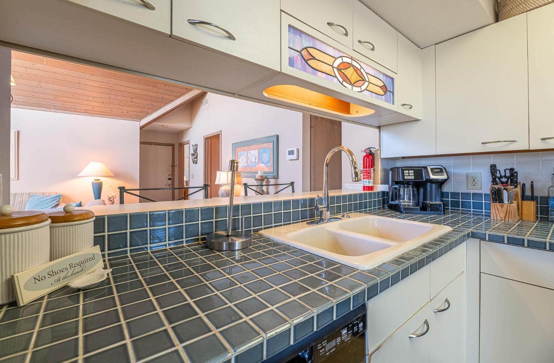 Ocean Song - 2 Bedroom Oceanfront Penthouse Condo in Kill Devil Hills, Spacious Layout