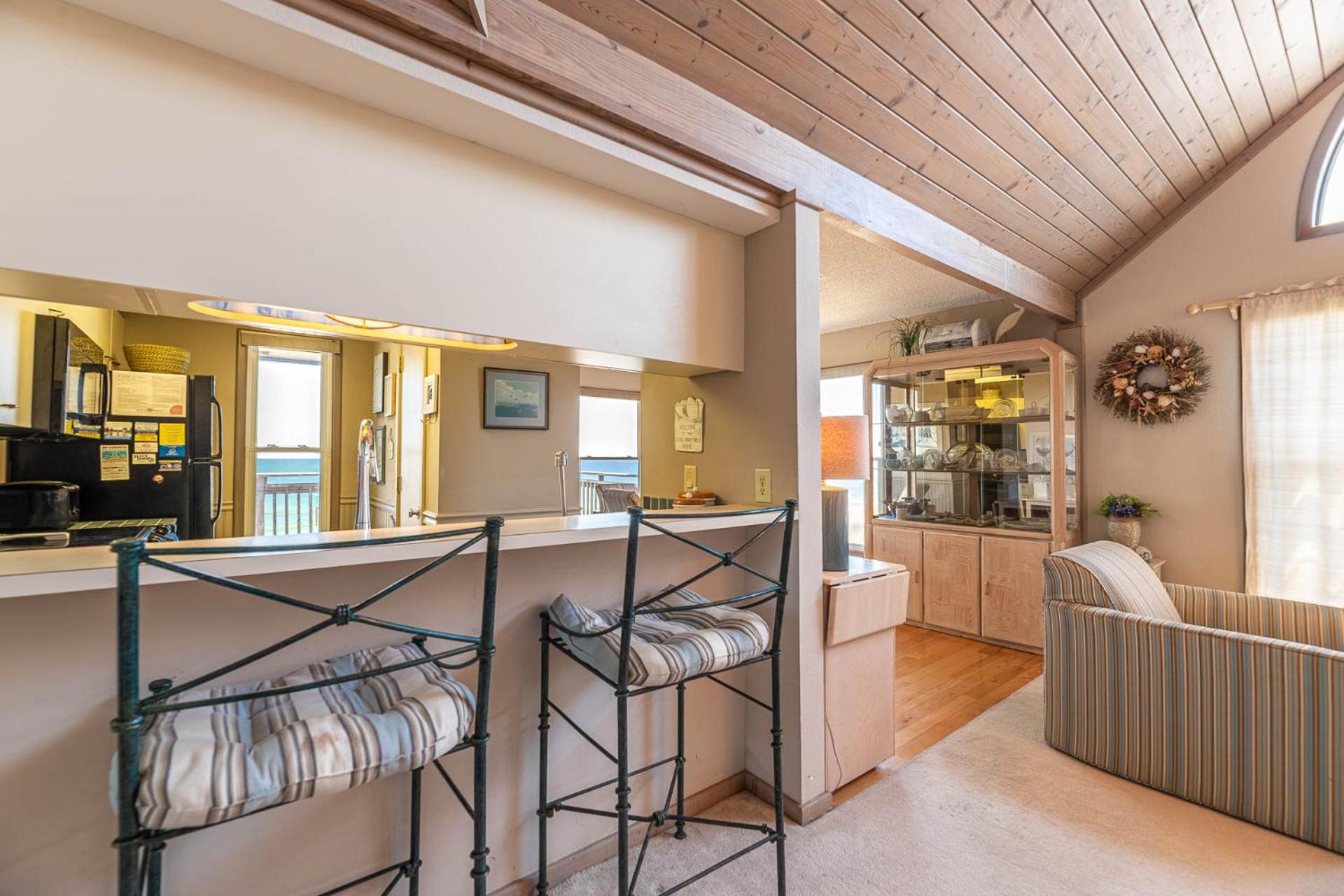 Ocean Song - 2 Bedroom Oceanfront Penthouse Condo in Kill Devil Hills, Spacious Layout
