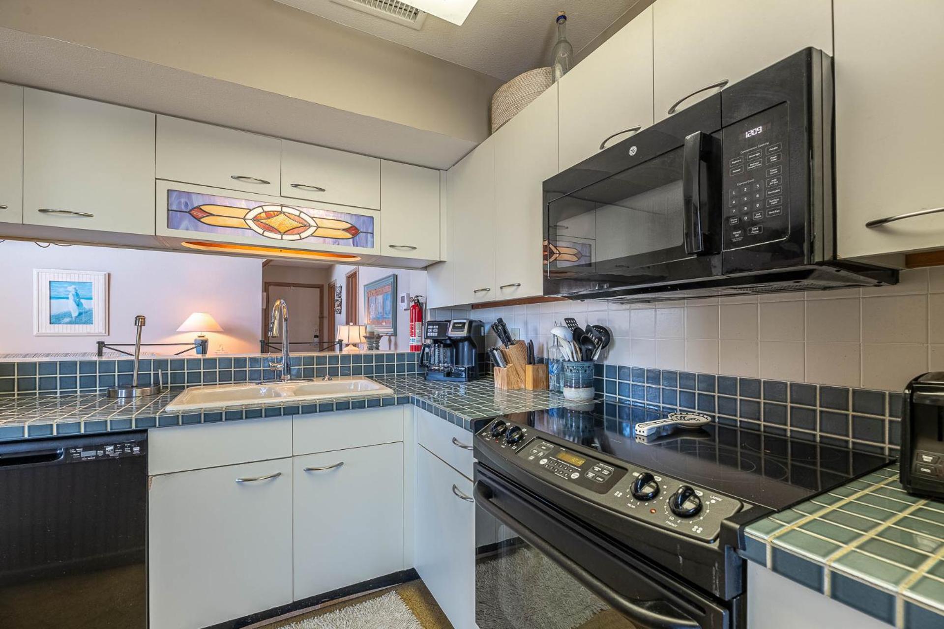 Ocean Song - 2 Bedroom Oceanfront Penthouse Condo in Kill Devil Hills, Spacious Layout