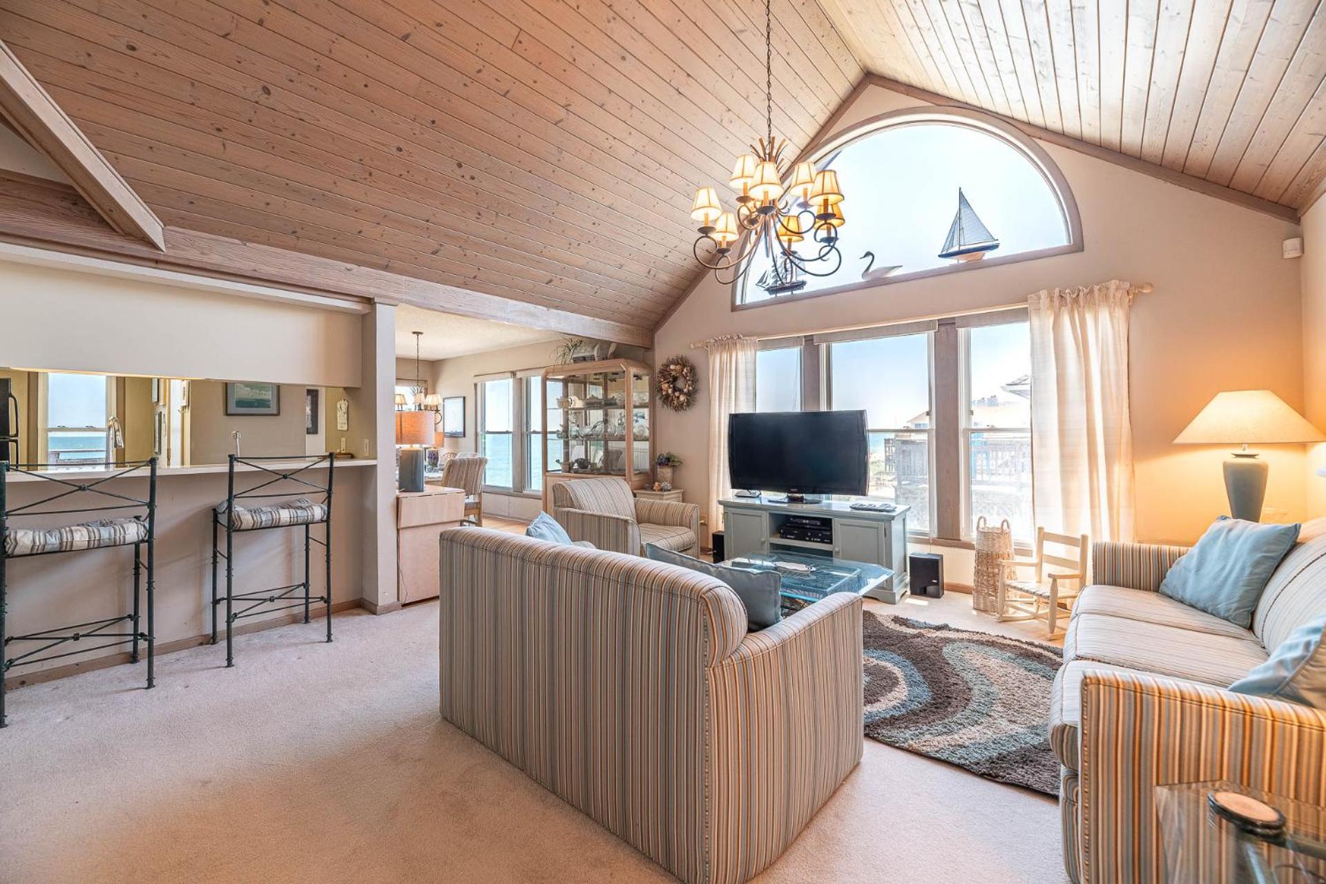 Ocean Song - 2 Bedroom Oceanfront Penthouse Condo in Kill Devil Hills, Spacious Layout