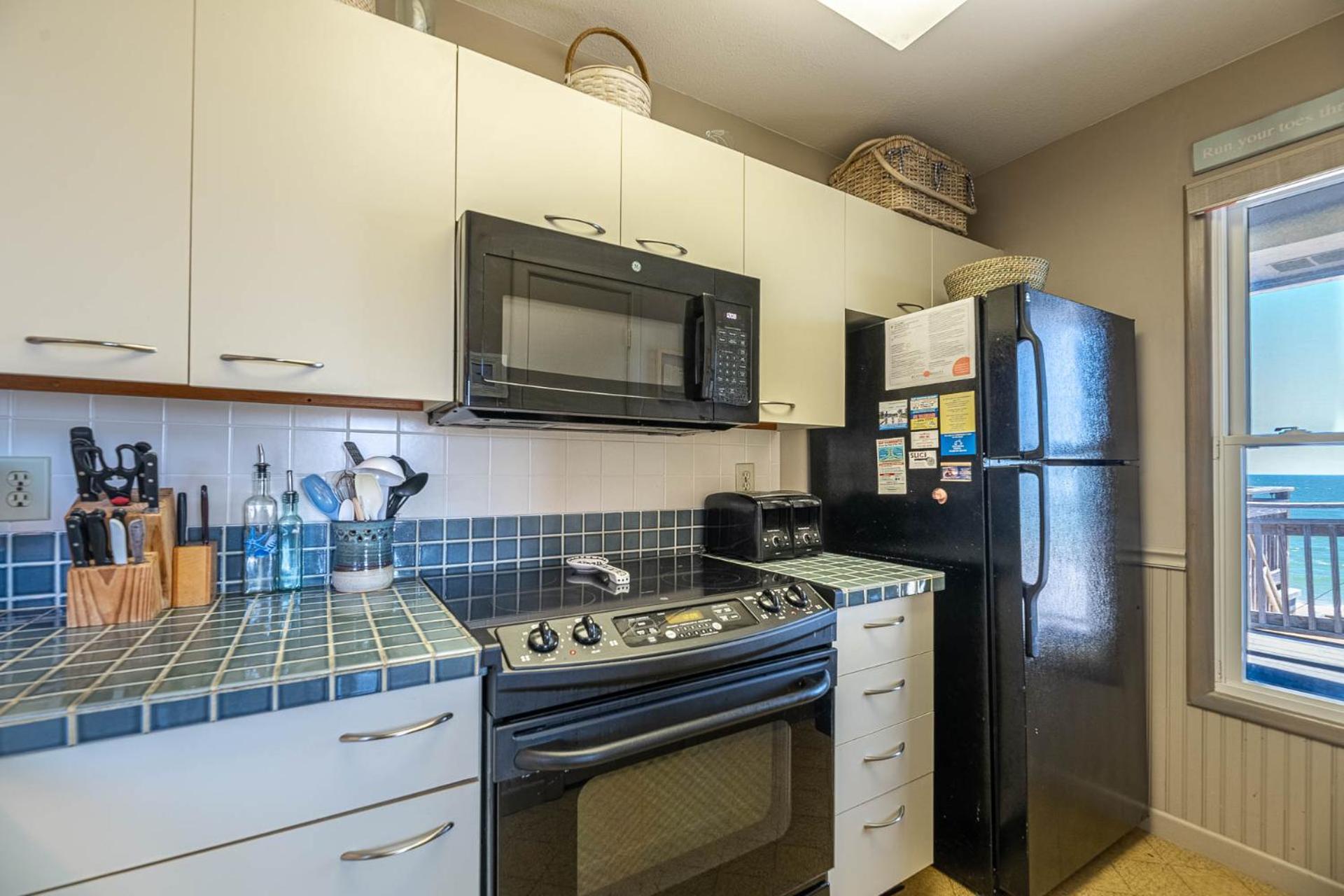 Ocean Song - 2 Bedroom Oceanfront Penthouse Condo in Kill Devil Hills, Spacious Layout