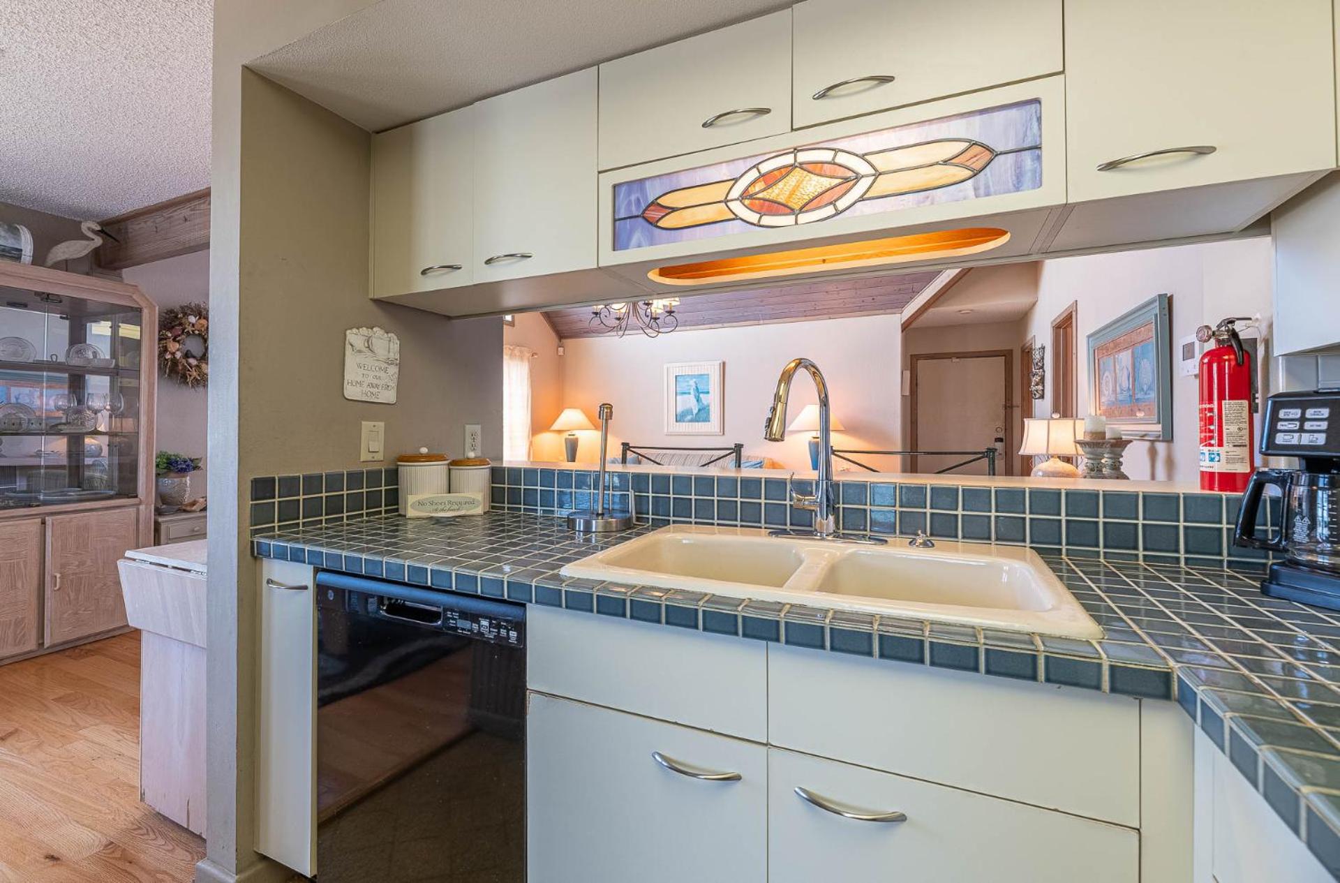 Ocean Song - 2 Bedroom Oceanfront Penthouse Condo in Kill Devil Hills, Spacious Layout