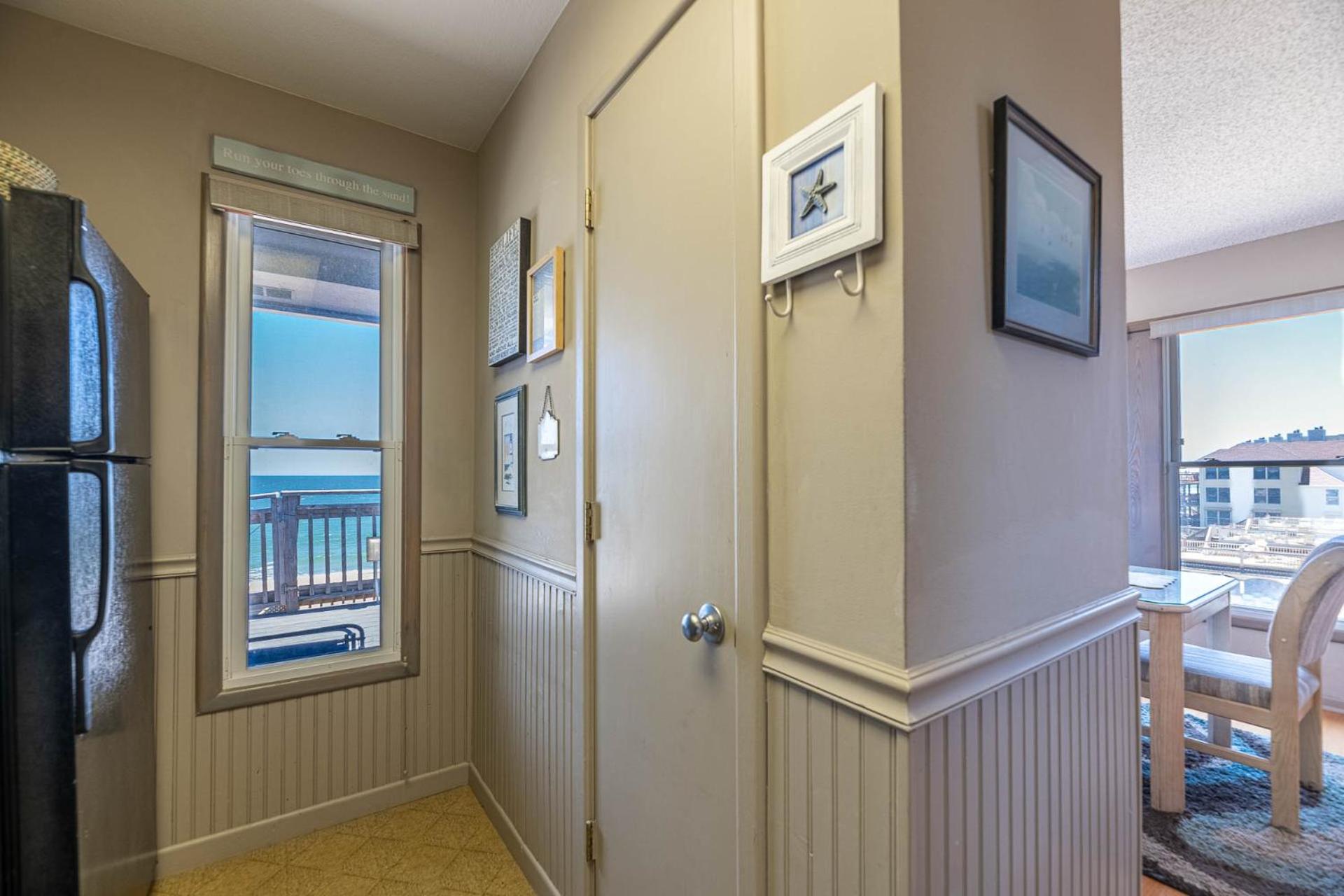 Ocean Song - 2 Bedroom Oceanfront Penthouse Condo in Kill Devil Hills, Spacious Layout