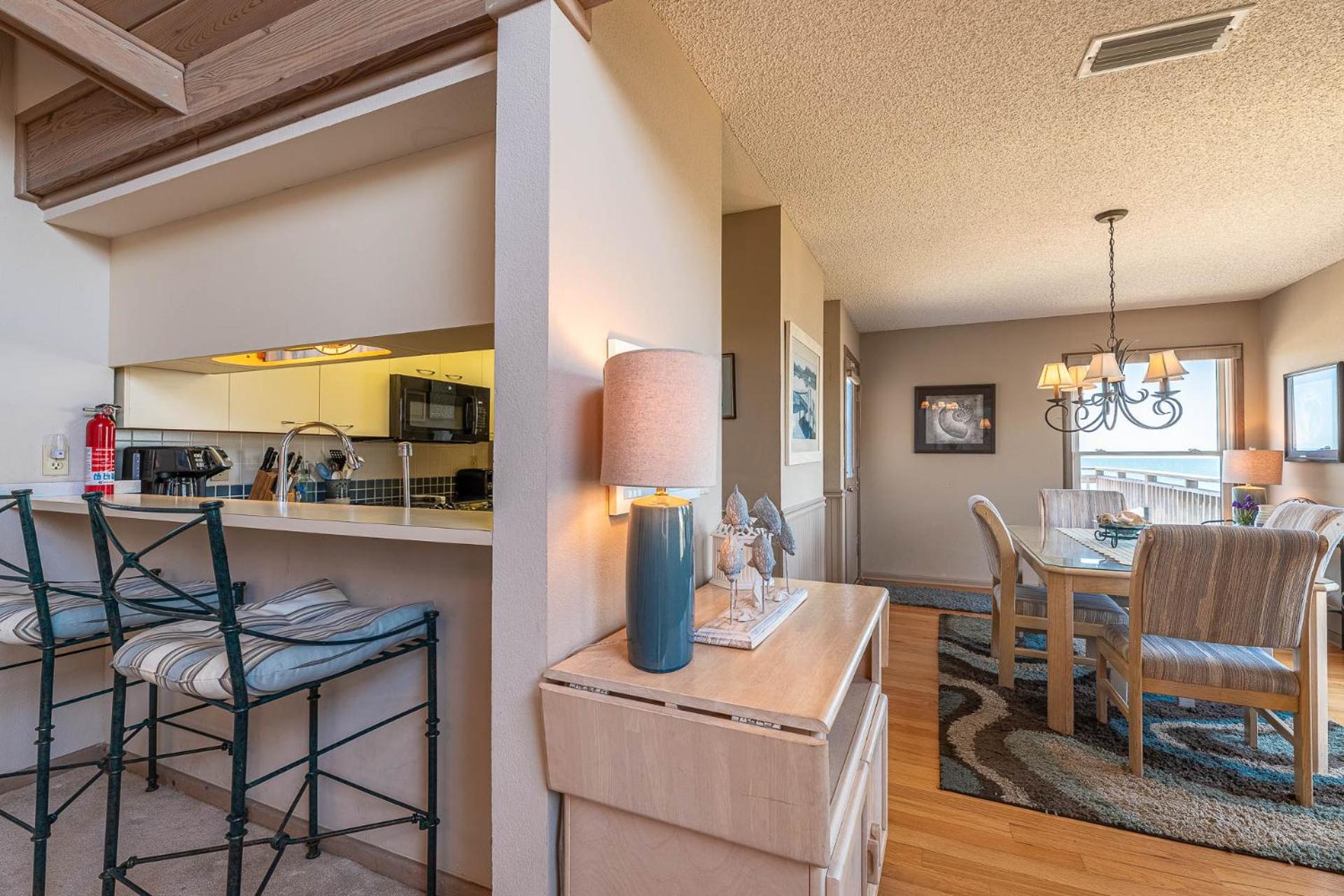 Ocean Song - 2 Bedroom Oceanfront Penthouse Condo in Kill Devil Hills, Spacious Layout