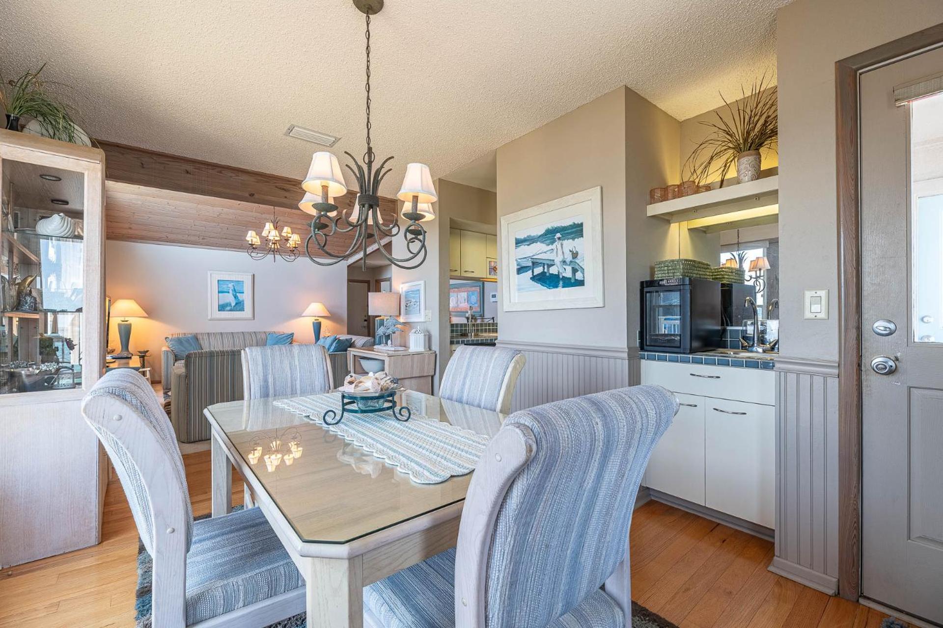 Ocean Song - 2 Bedroom Oceanfront Penthouse Condo in Kill Devil Hills, Spacious Layout