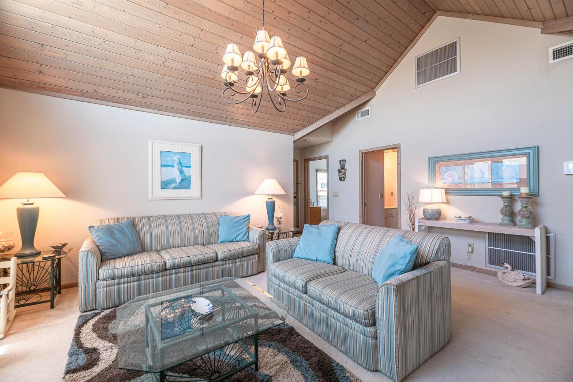 Ocean Song - 2 Bedroom Oceanfront Penthouse Condo in Kill Devil Hills, Spacious Layout