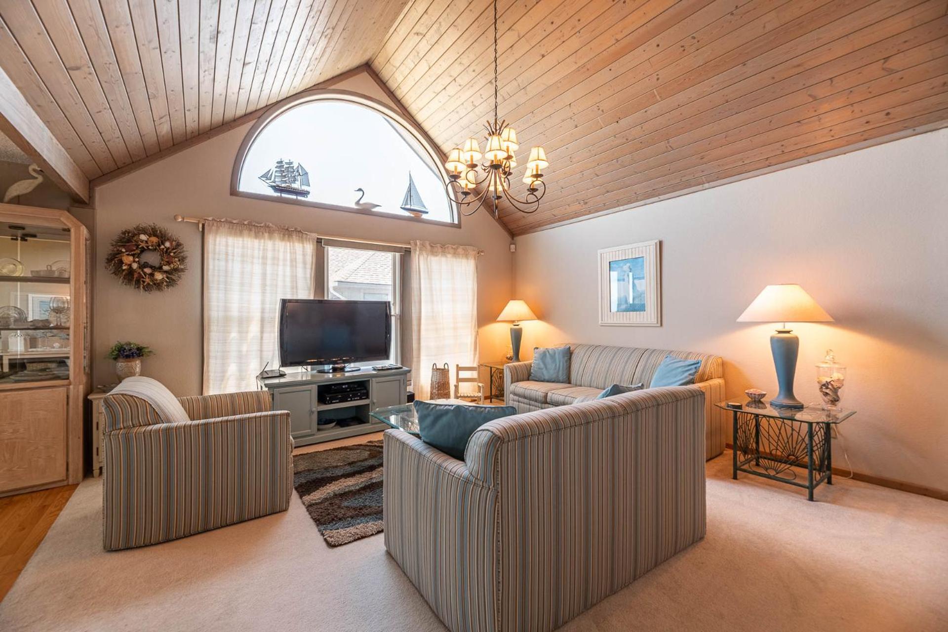 Ocean Song - 2 Bedroom Oceanfront Penthouse Condo in Kill Devil Hills, Spacious Layout