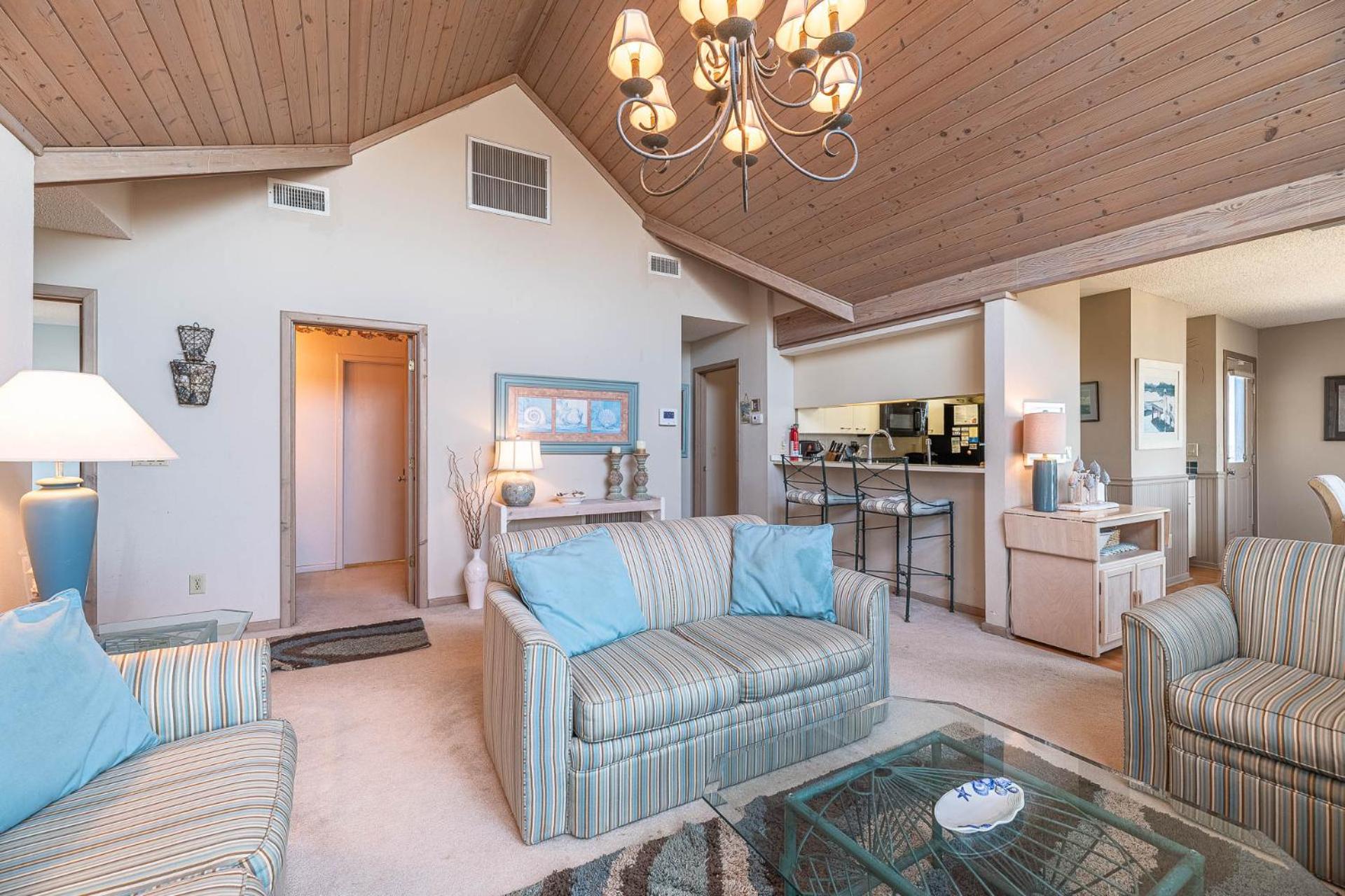 Ocean Song - 2 Bedroom Oceanfront Penthouse Condo in Kill Devil Hills, Spacious Layout